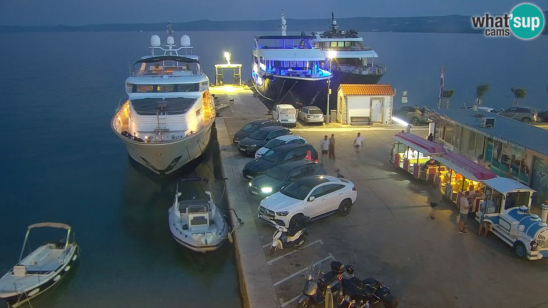 Web kamera Bol – Centar mjesta i marina | Pogled uživo