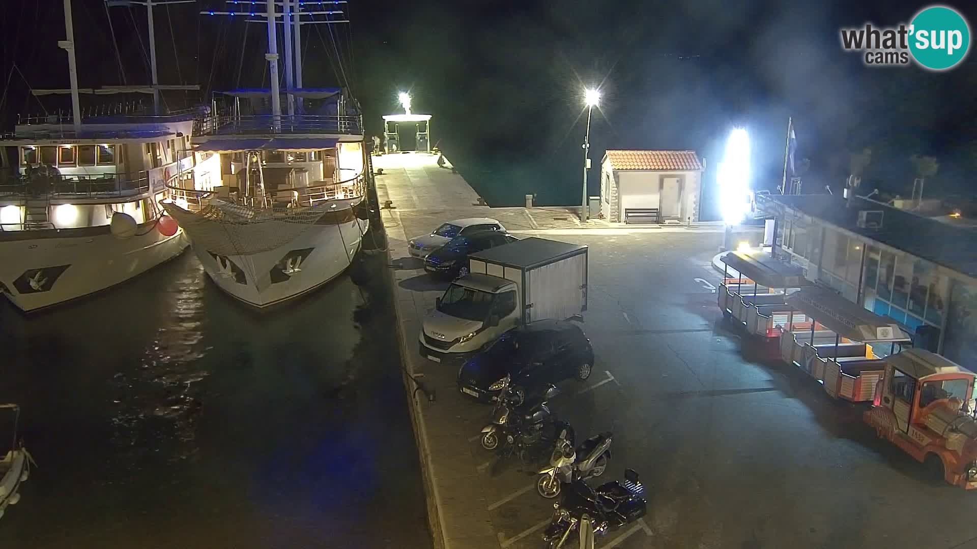 Webcam Bol Centro e Marina – Vista live dal porto di Bol
