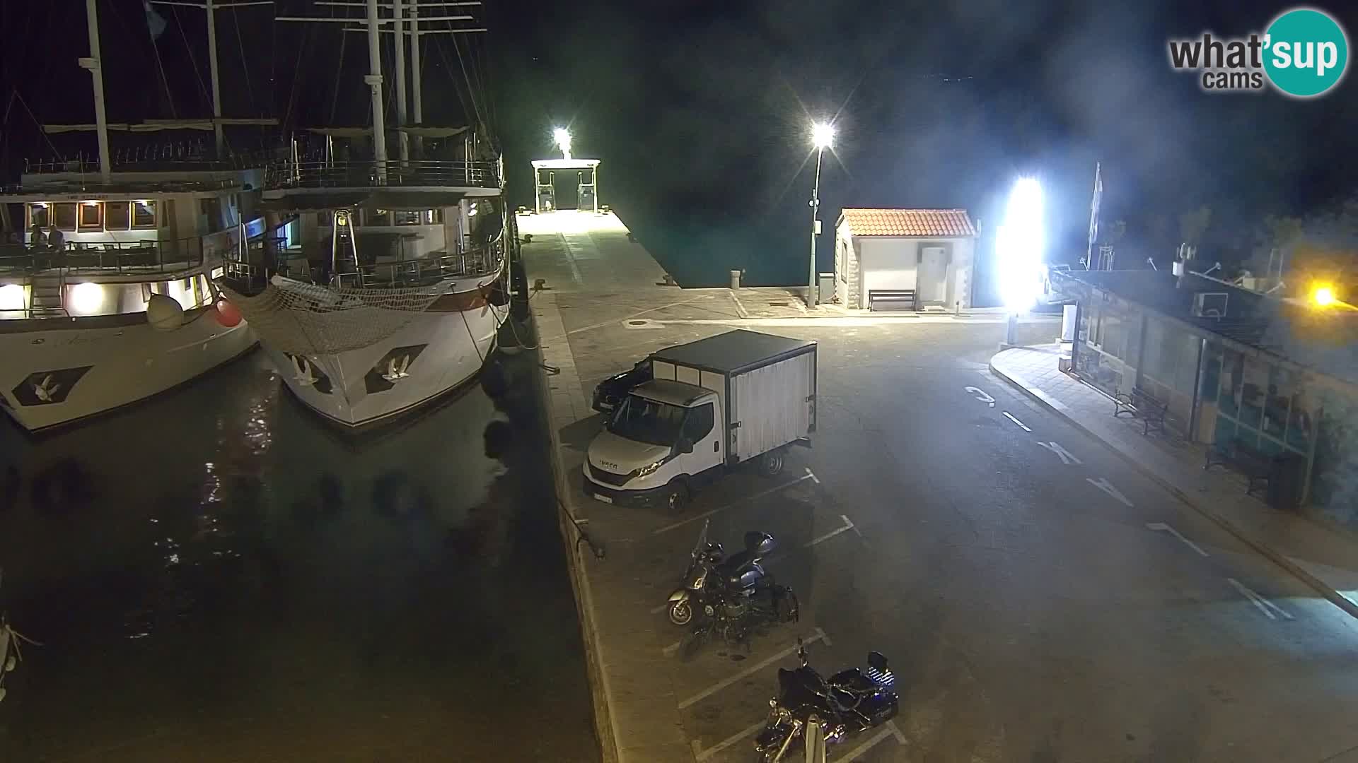 Web kamera Bol – Centar mjesta i marina | Pogled uživo