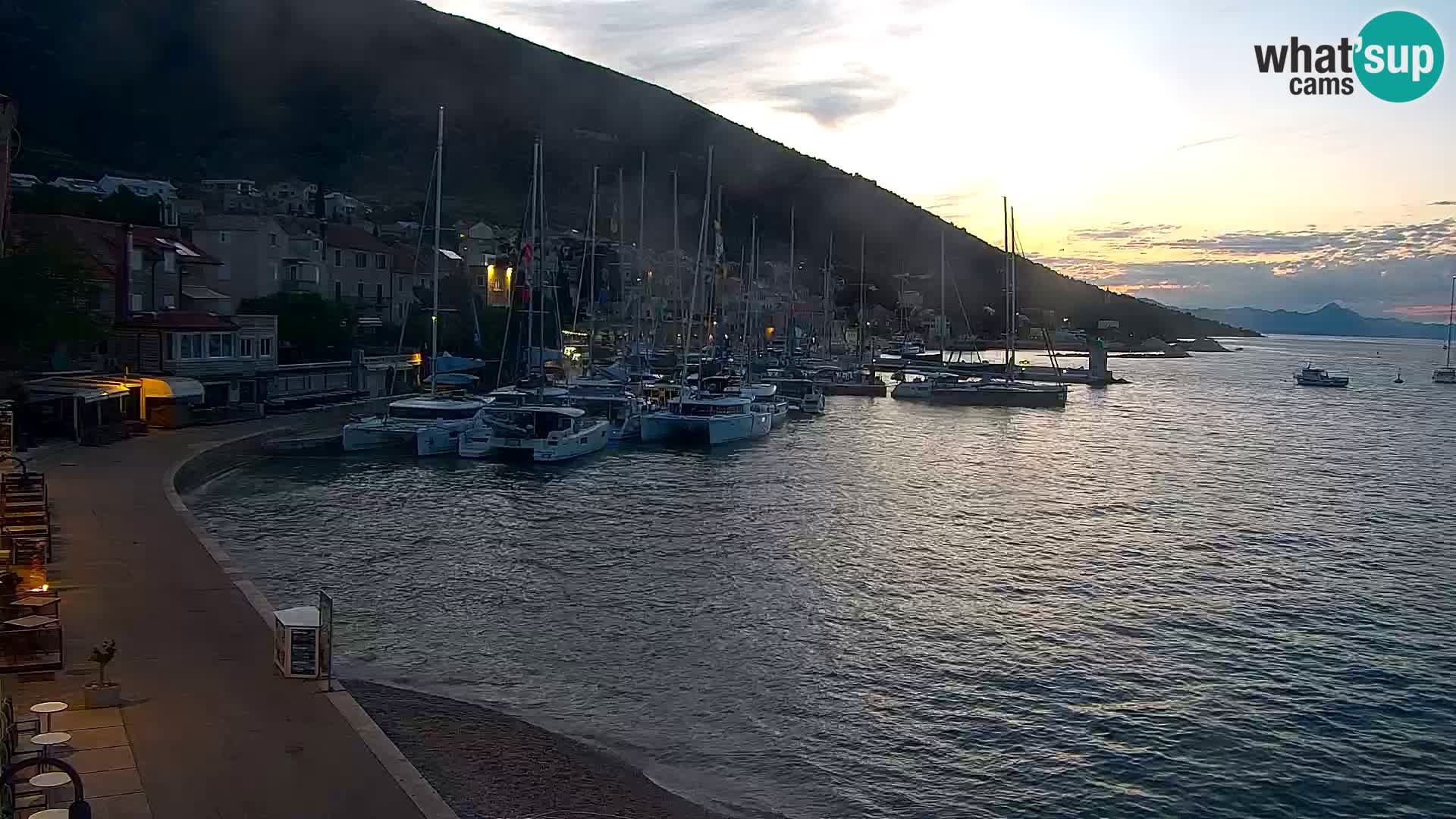 Spletna kamera Bol – Center mesta in marina v živo