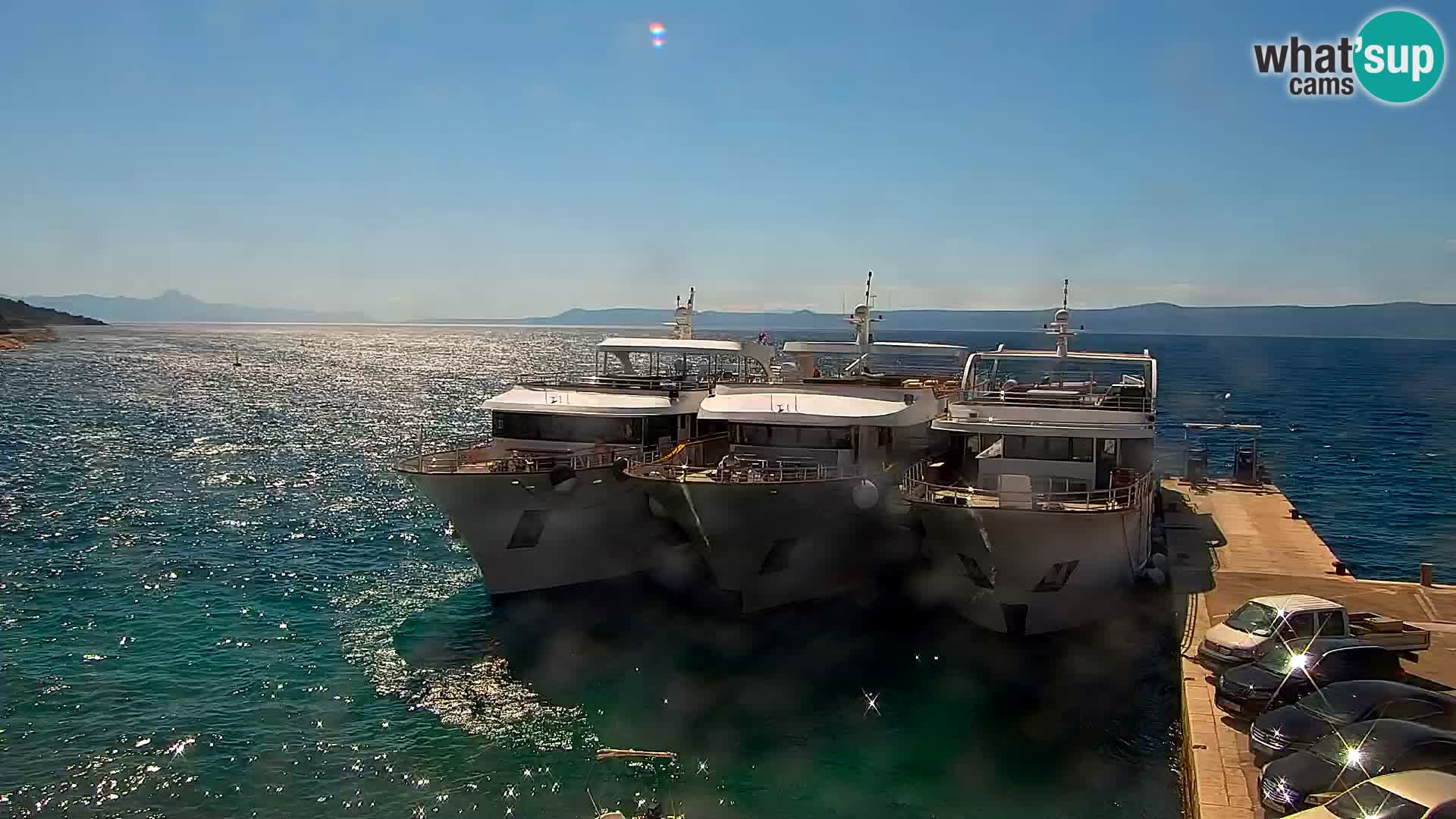 Spletna kamera Bol – Center mesta in marina v živo