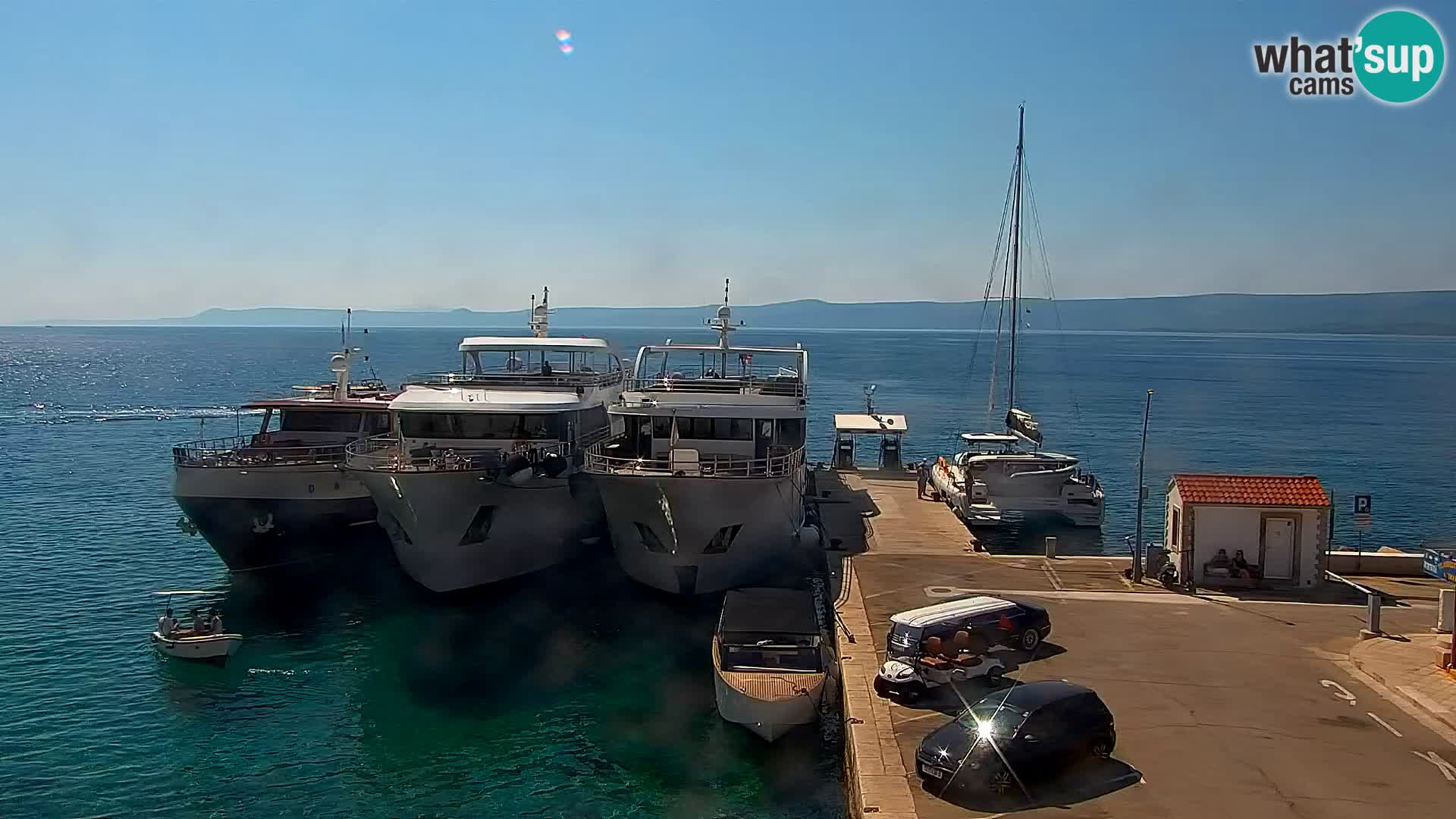 Spletna kamera Bol – Center mesta in marina v živo