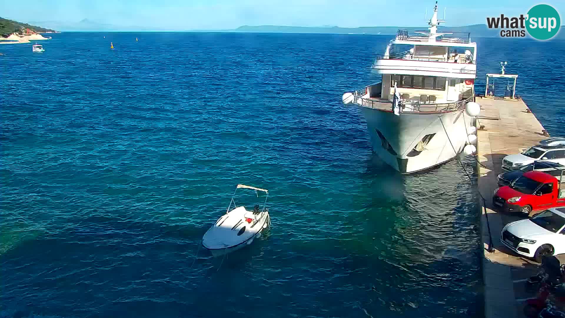 Spletna kamera Bol – Center mesta in marina v živo