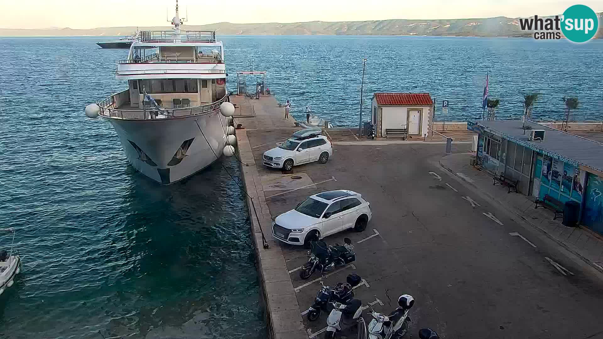 Spletna kamera Bol – Center mesta in marina v živo