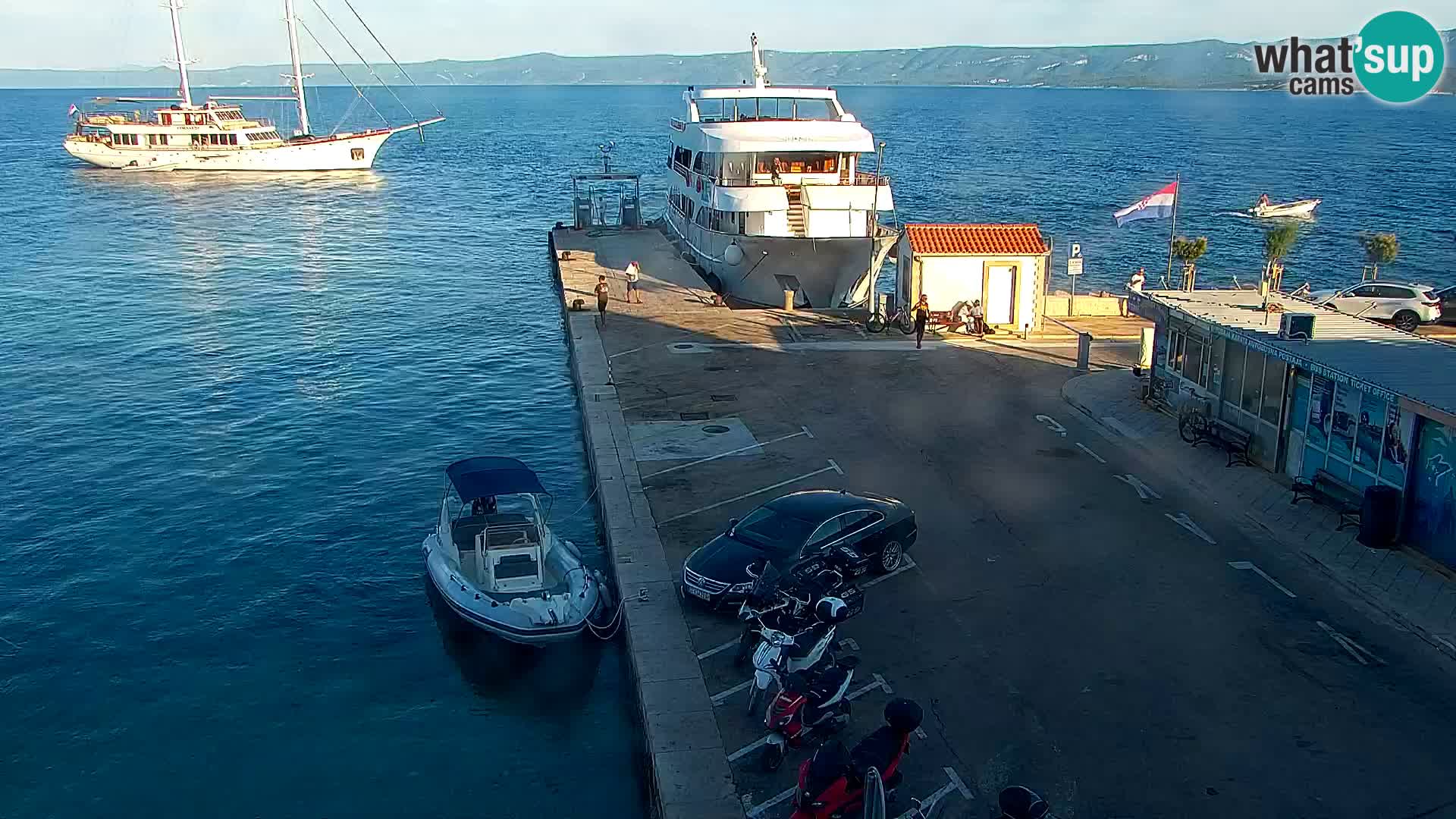 Spletna kamera Bol – Center mesta in marina v živo