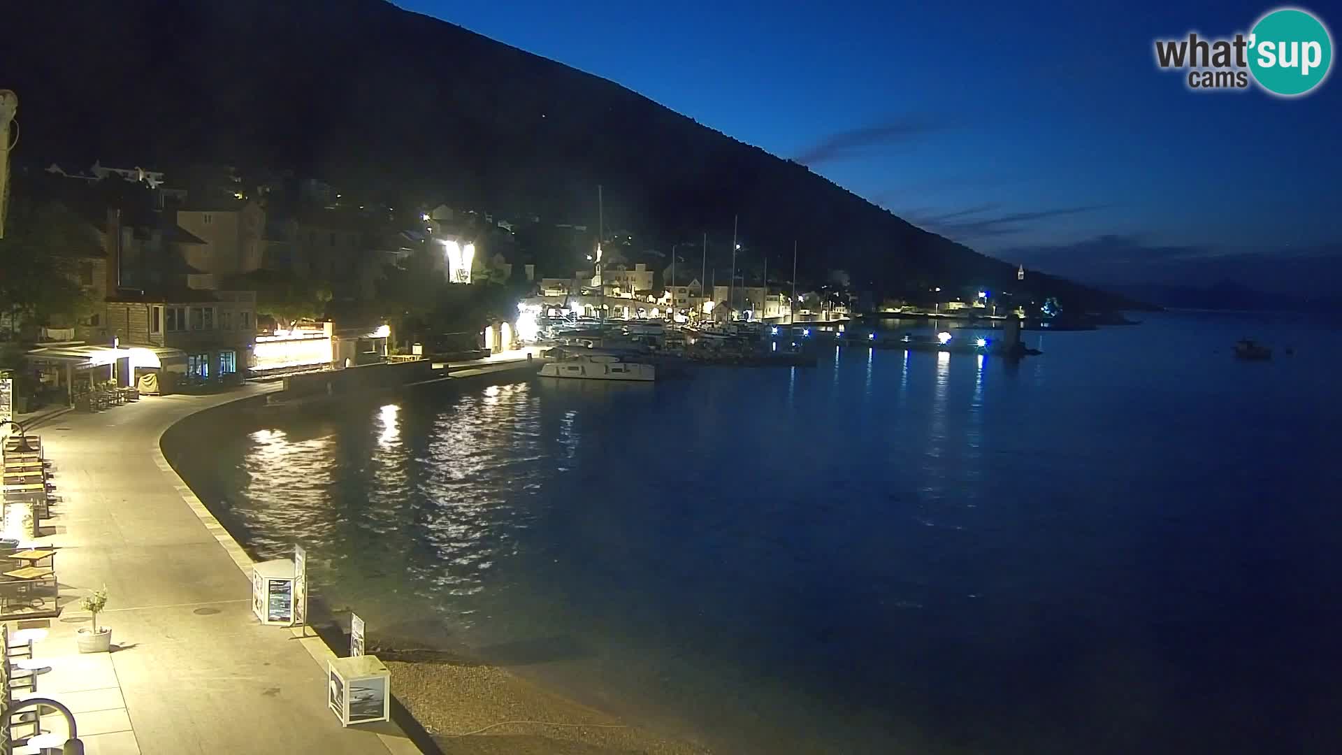 Spletna kamera Bol – Center mesta in marina v živo