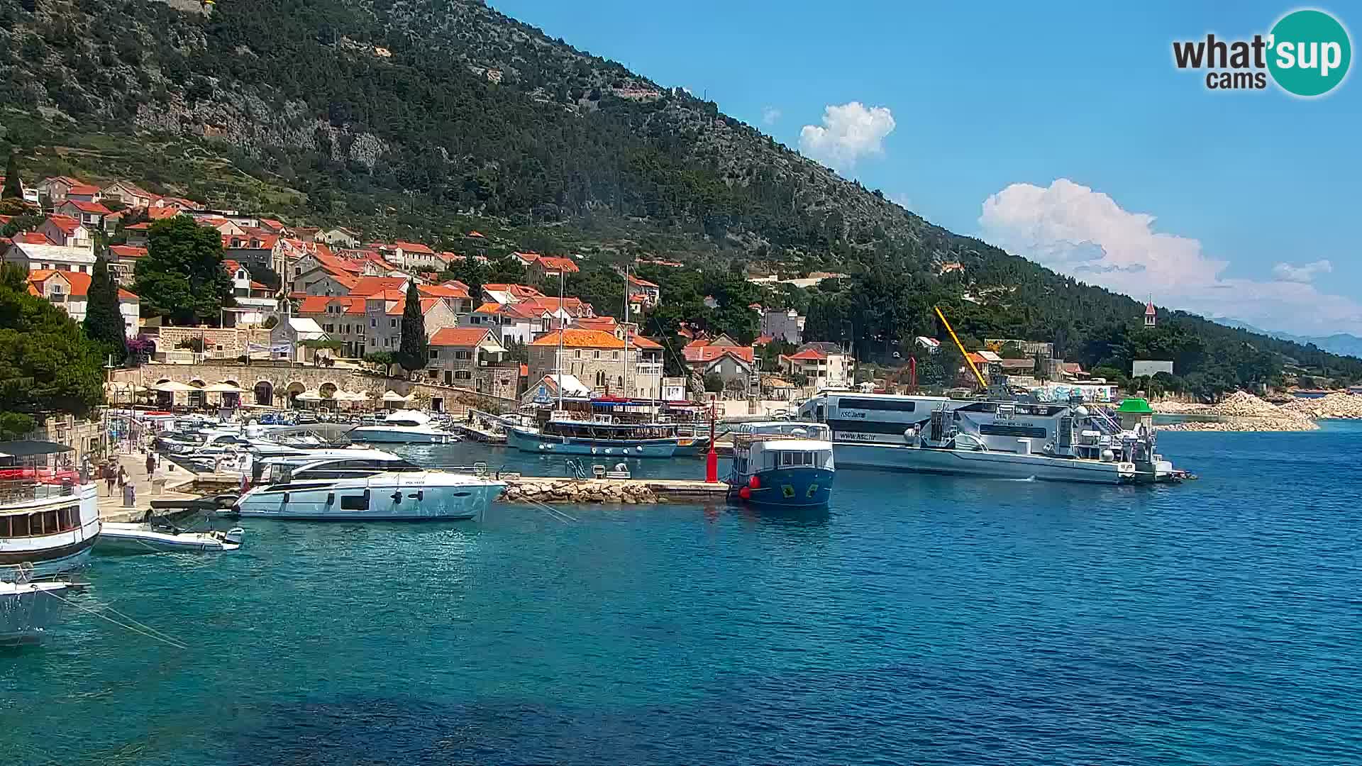 Spletna kamera Bol – Center mesta in marina v živo