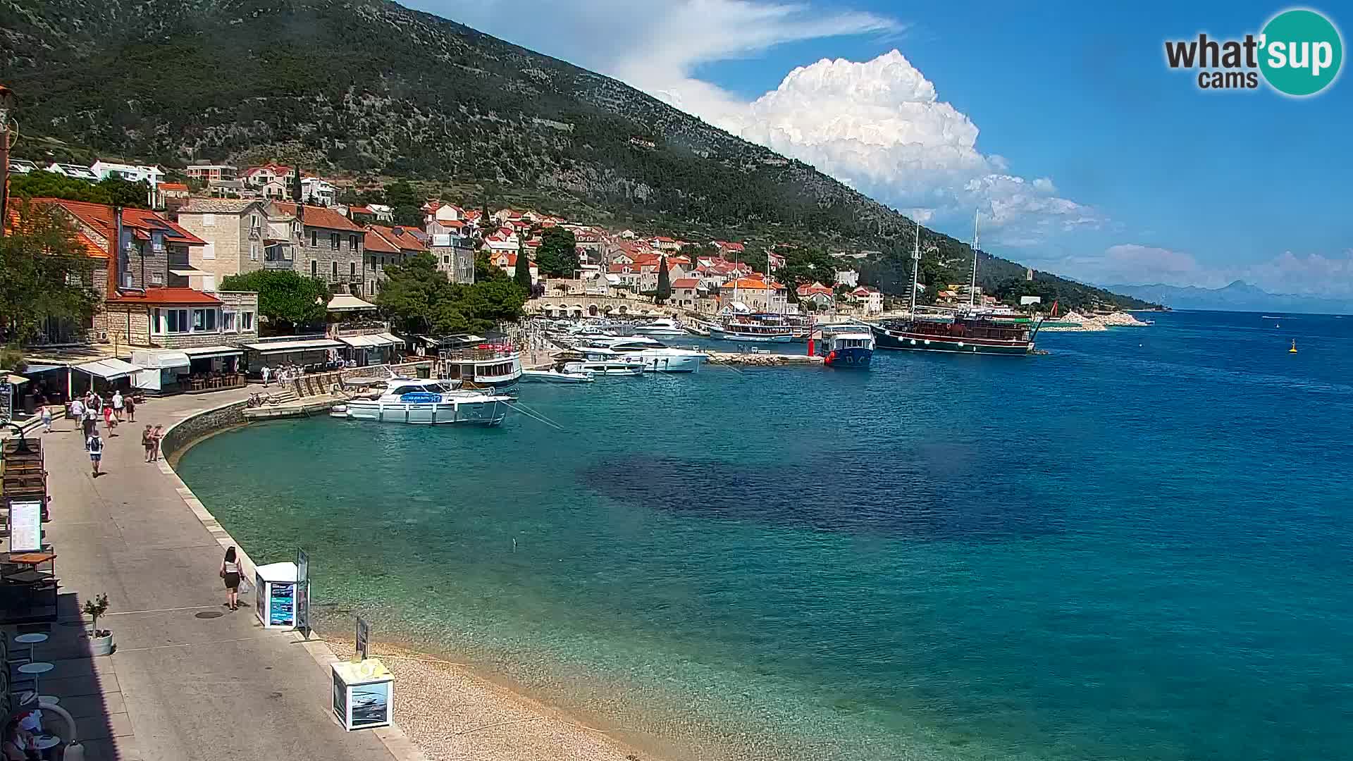Spletna kamera Bol – Center mesta in marina v živo