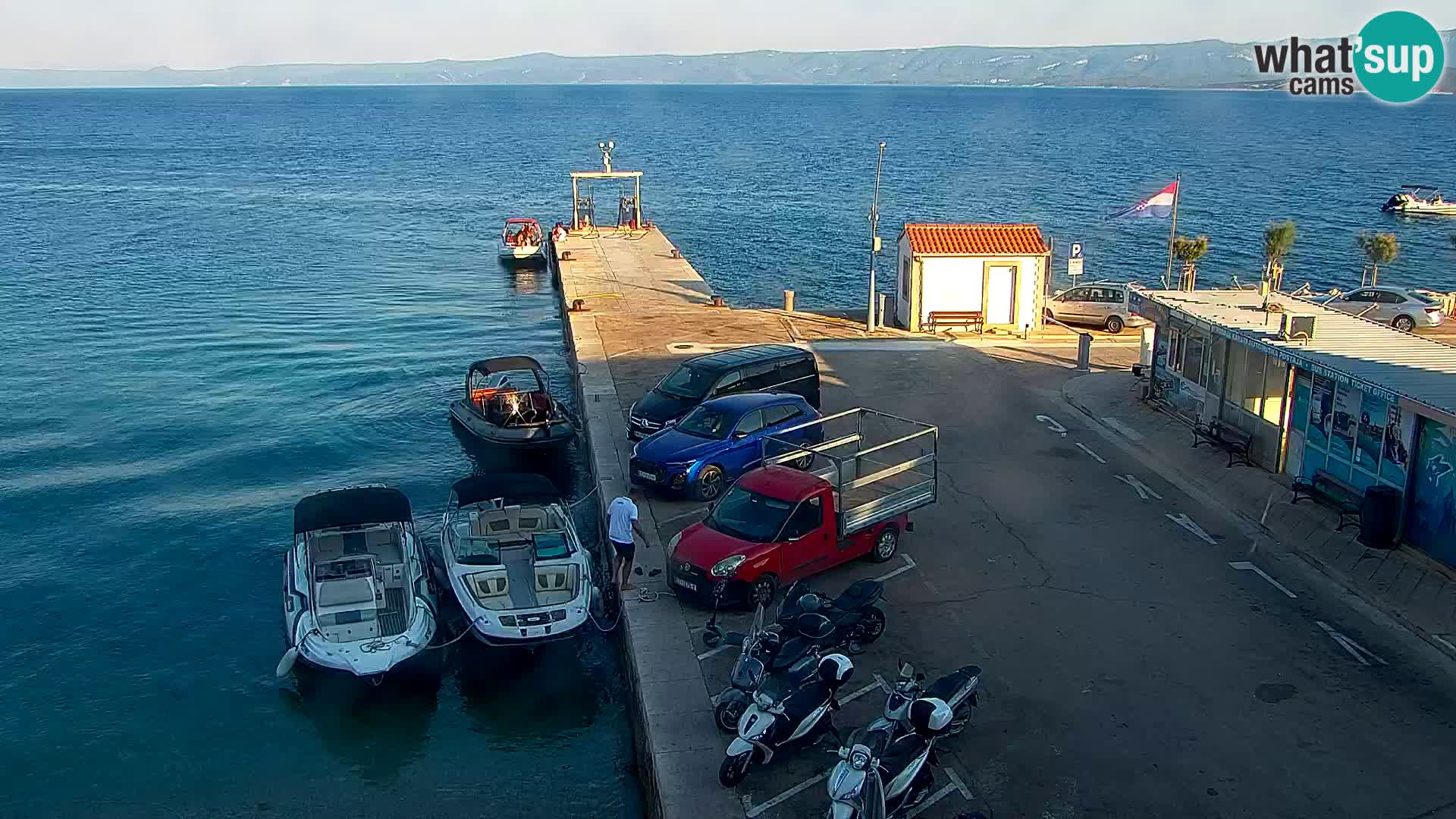 Web kamera Bol – Centar mjesta i marina | Pogled uživo