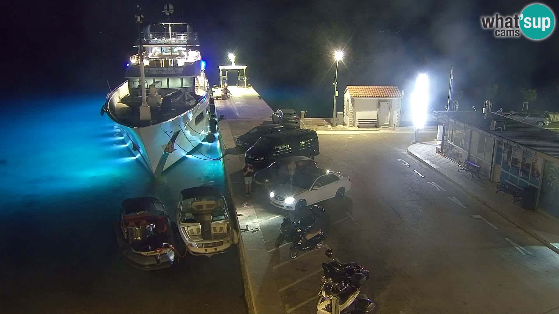 Web kamera Bol – Centar mjesta i marina | Pogled uživo