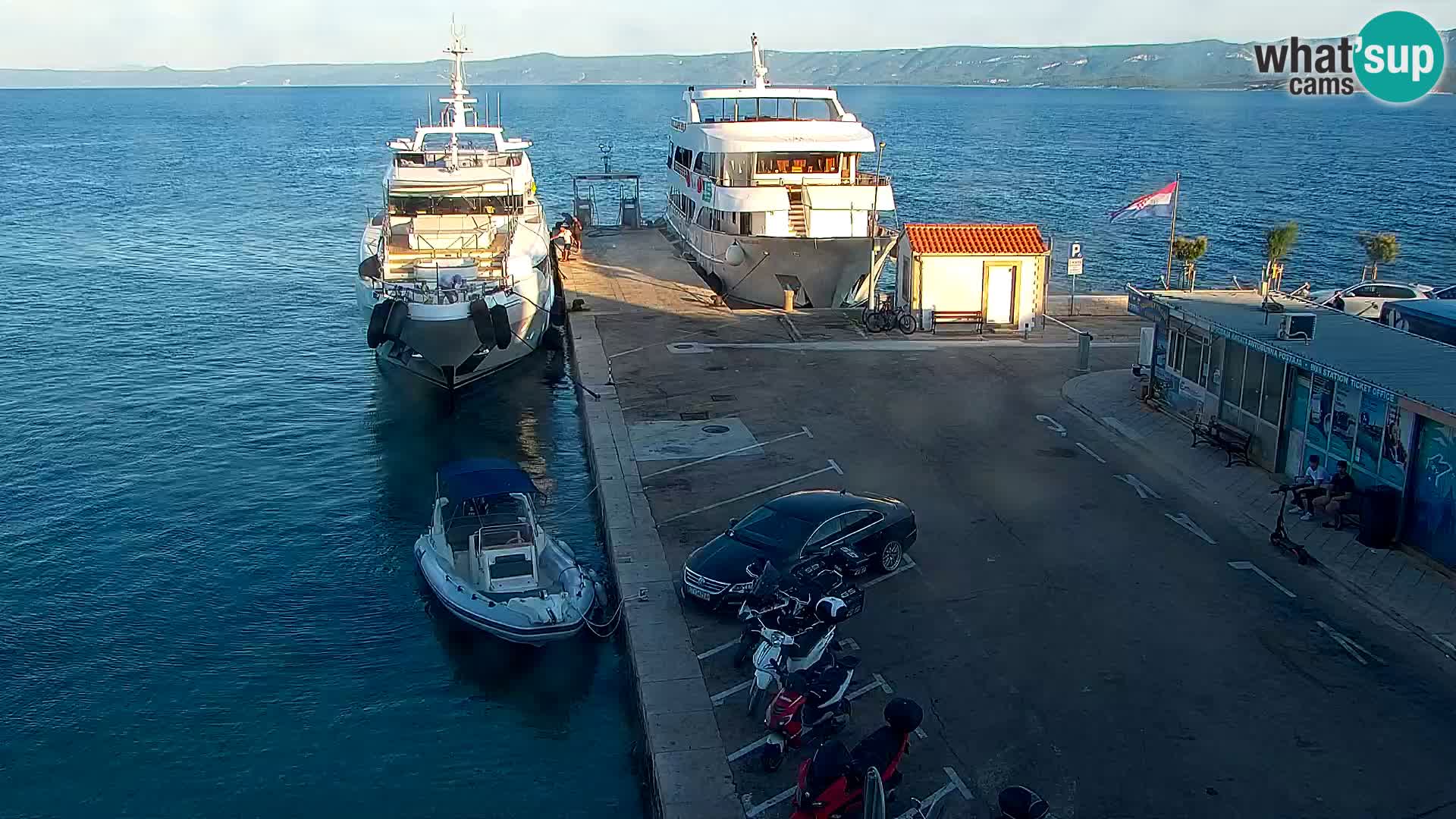 Web kamera Bol – Centar mjesta i marina | Pogled uživo