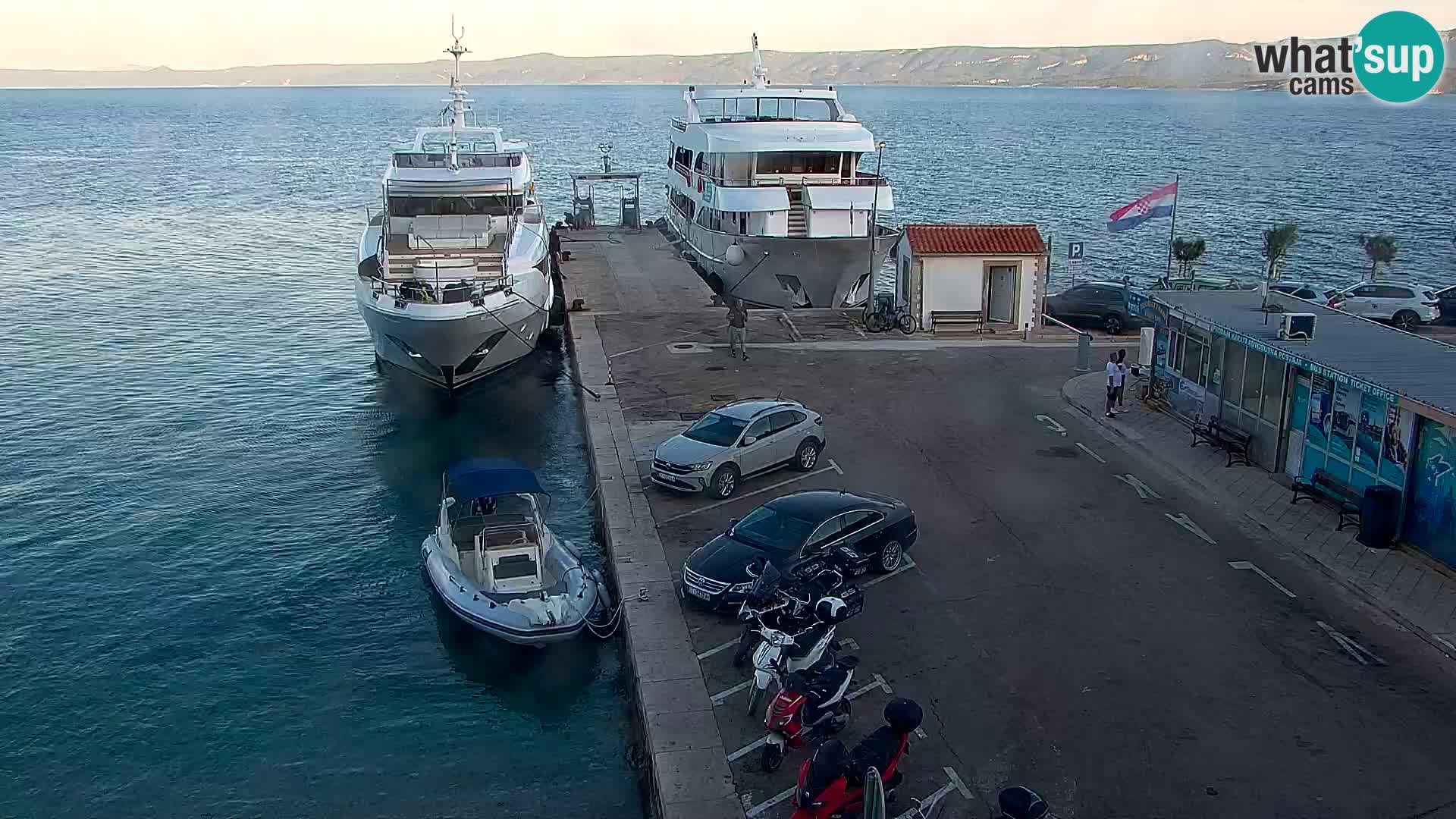 Webcam Bol Centro e Marina – Vista live dal porto di Bol
