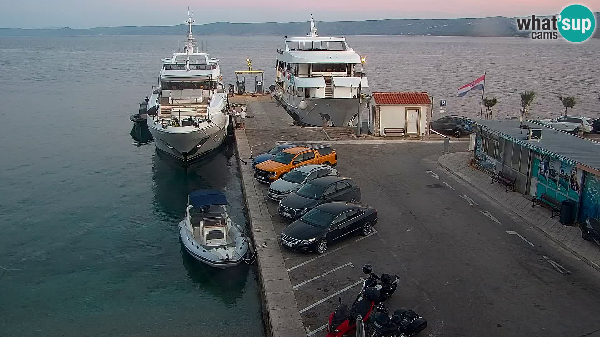 Web kamera Bol – Centar mjesta i marina | Pogled uživo