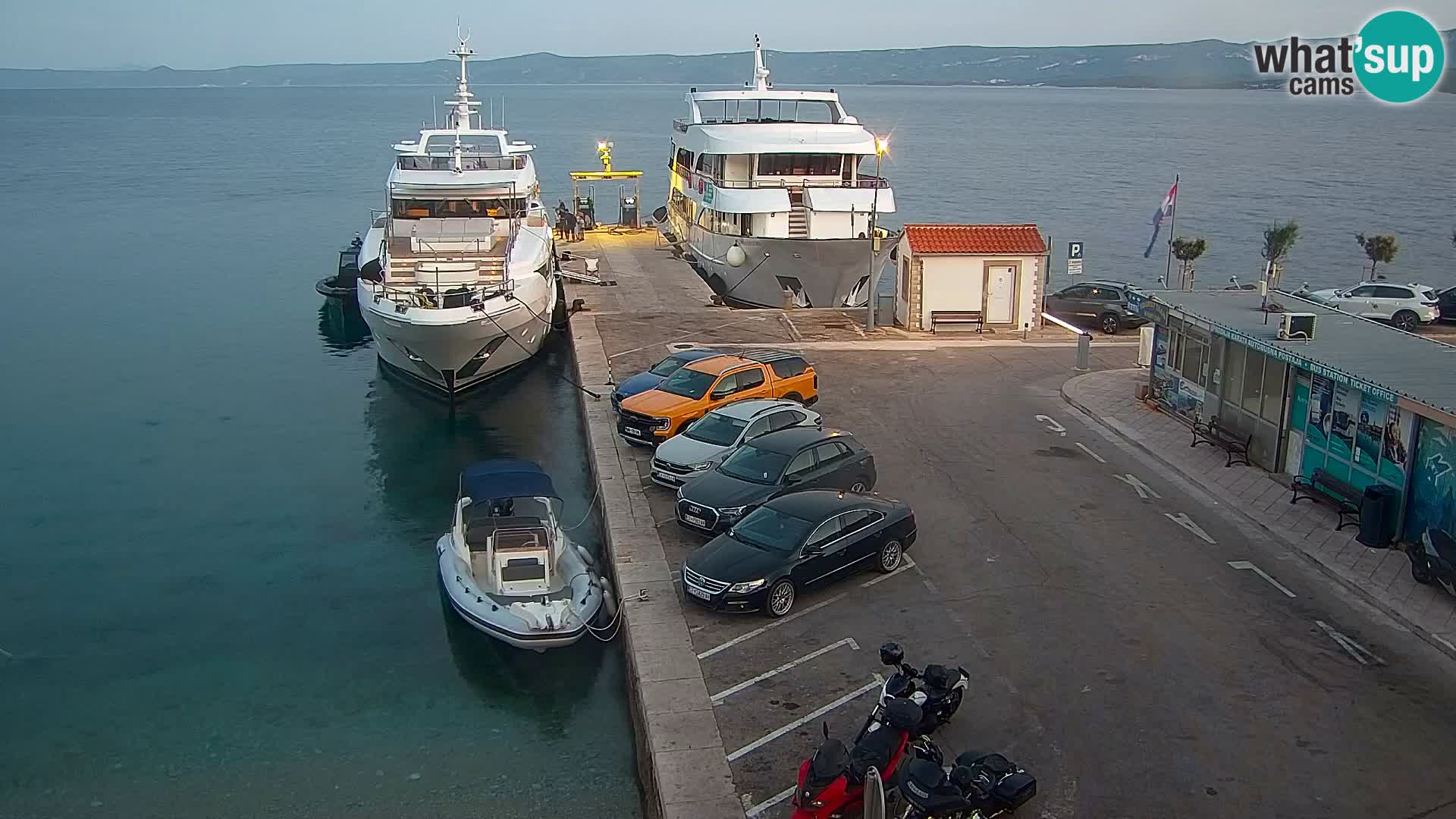 Web kamera Bol – Centar mjesta i marina | Pogled uživo