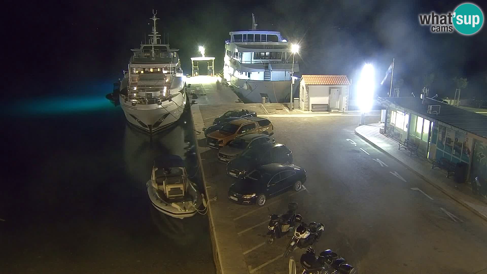 Web kamera Bol – Centar mjesta i marina | Pogled uživo