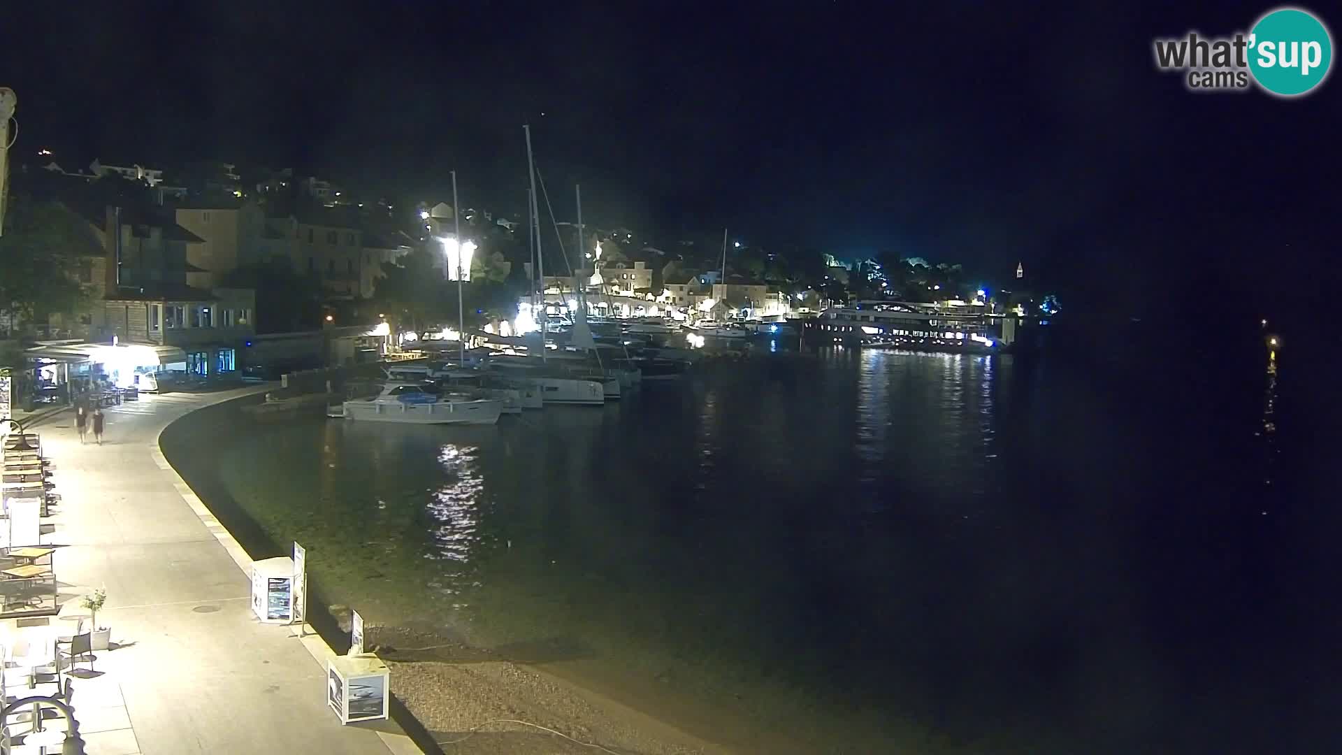 Spletna kamera Bol – Center mesta in marina v živo