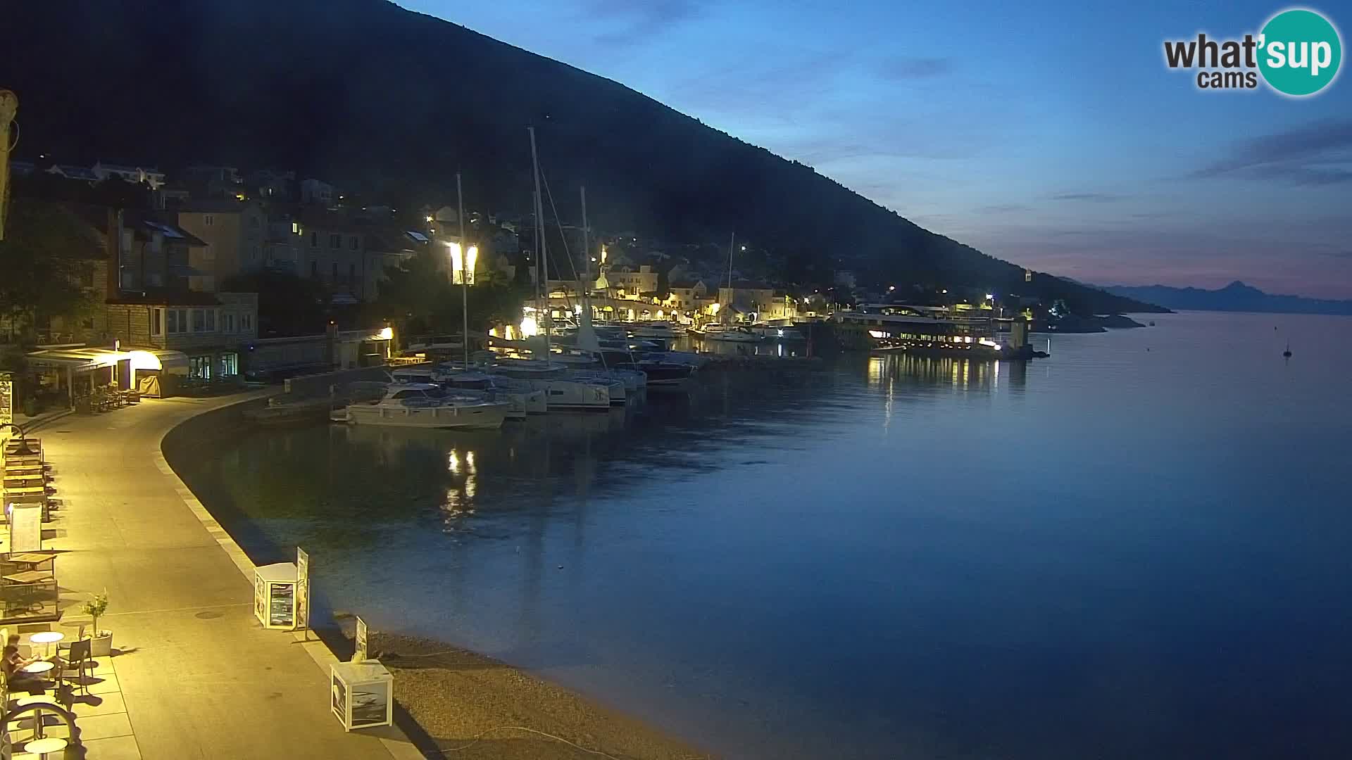 Spletna kamera Bol – Center mesta in marina v živo