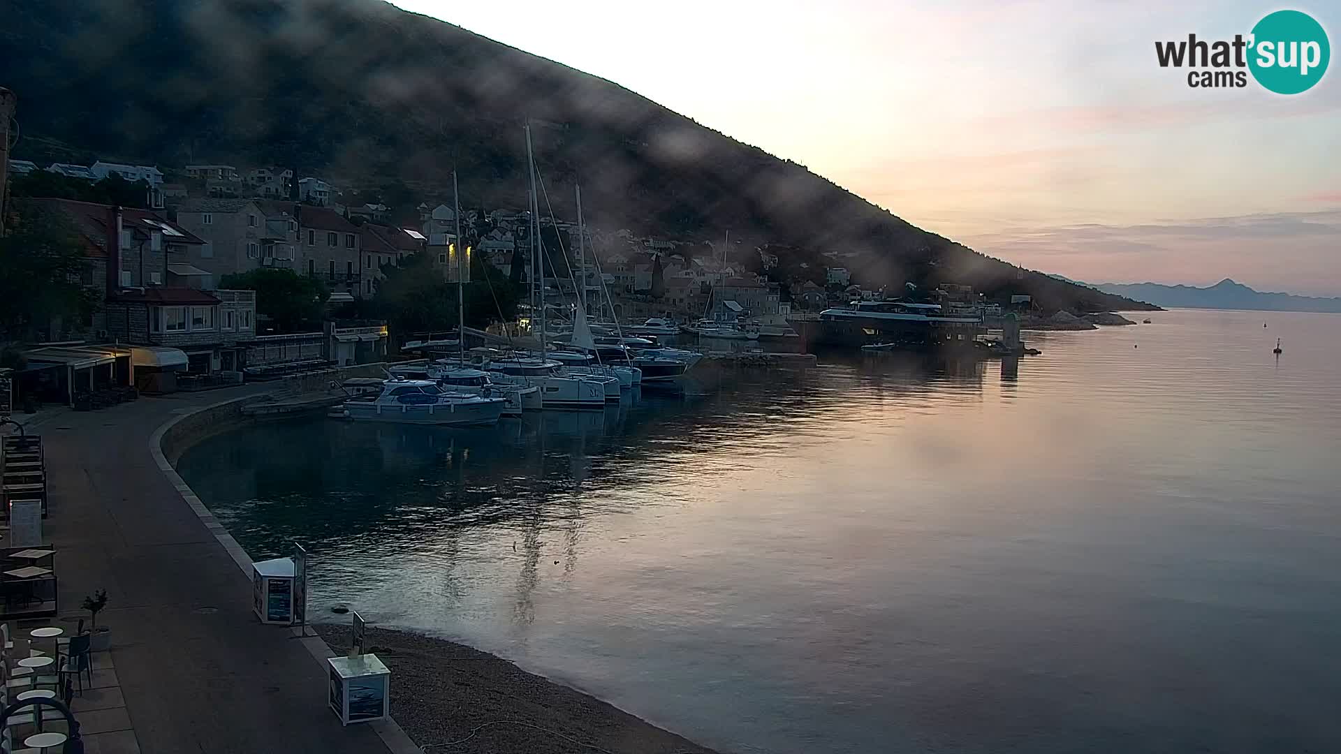 Web kamera Bol – Centar mjesta i marina | Pogled uživo