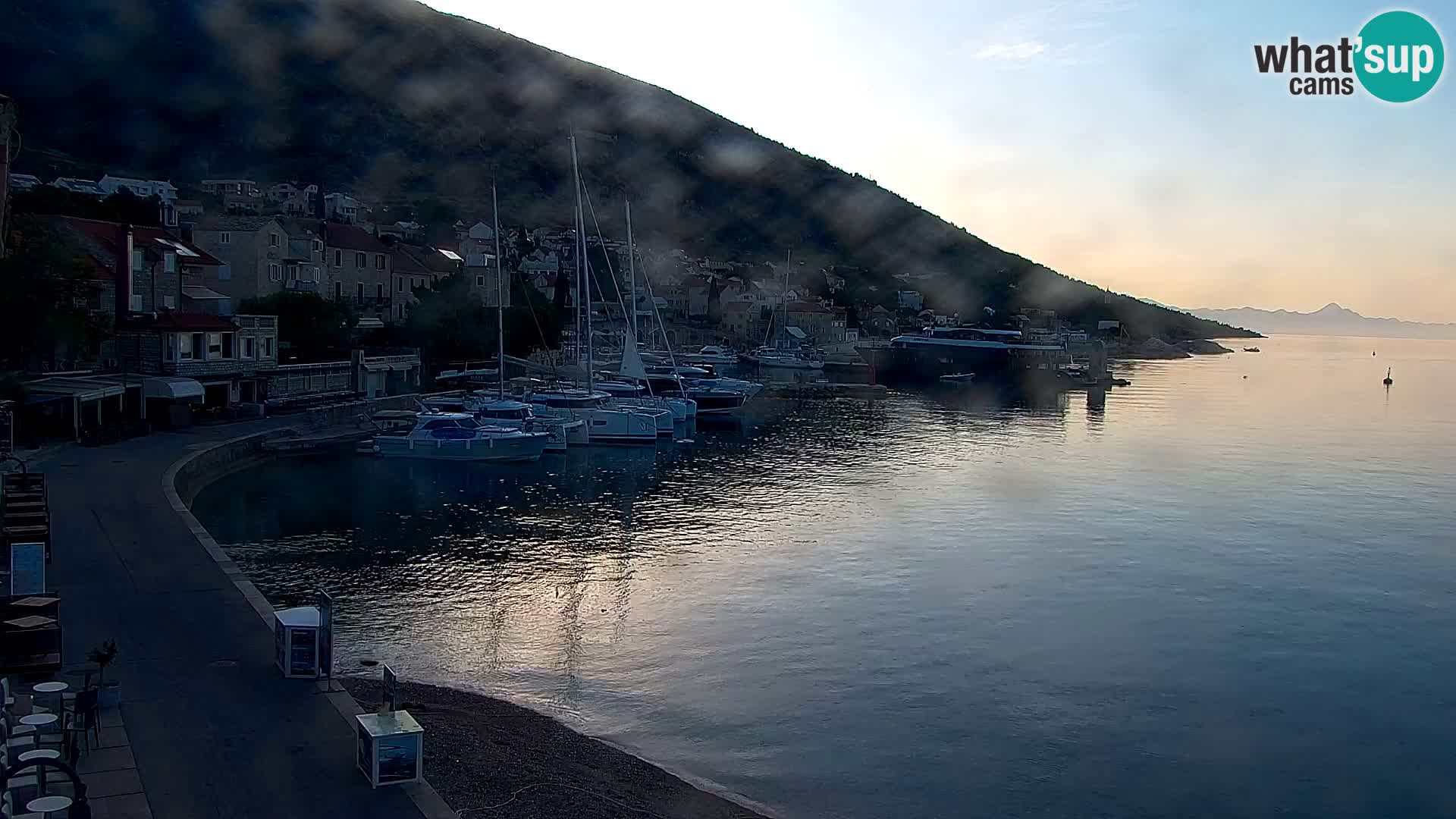 Spletna kamera Bol – Center mesta in marina v živo