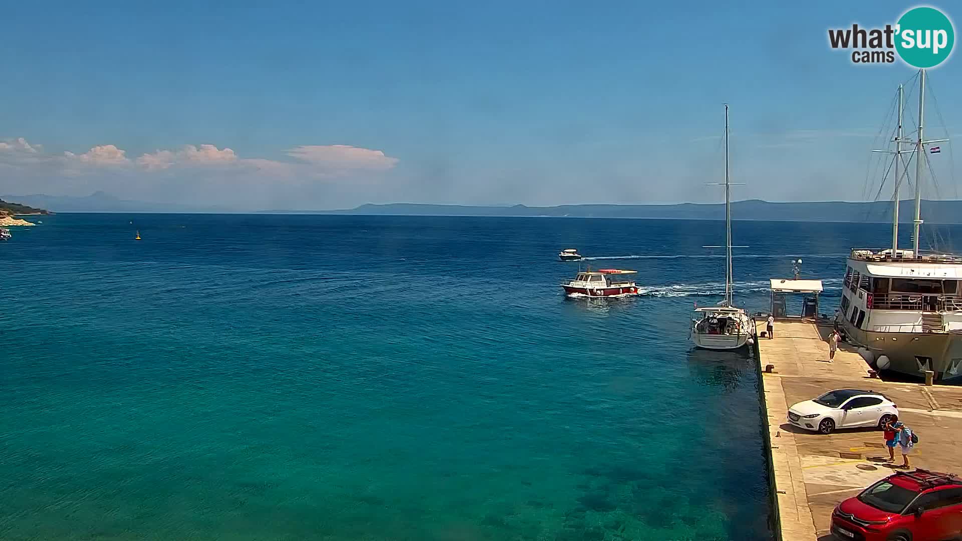 Spletna kamera Bol – Center mesta in marina v živo