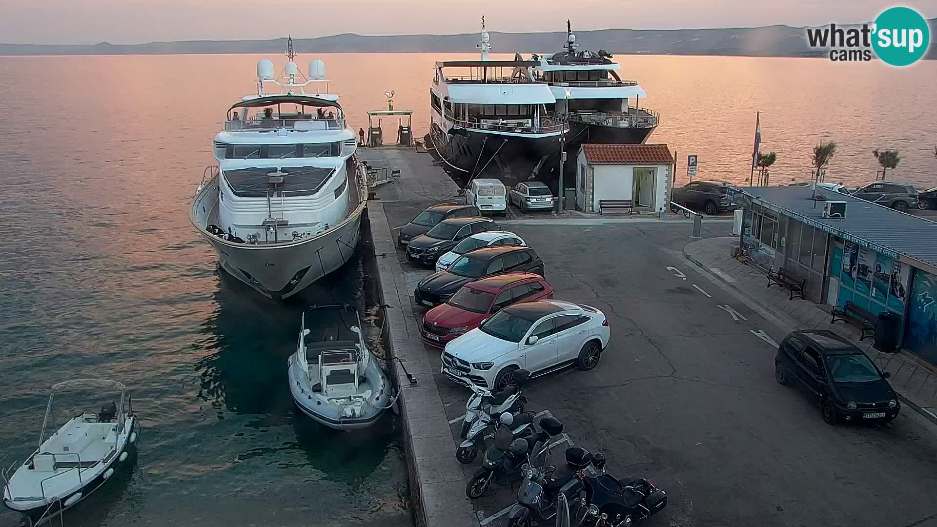 Web kamera Bol – Centar mjesta i marina | Pogled uživo