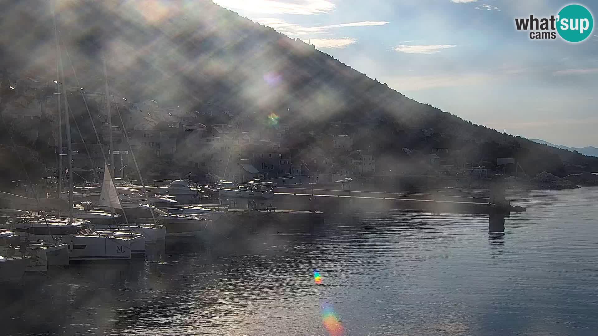 Spletna kamera Bol – Center mesta in marina v živo