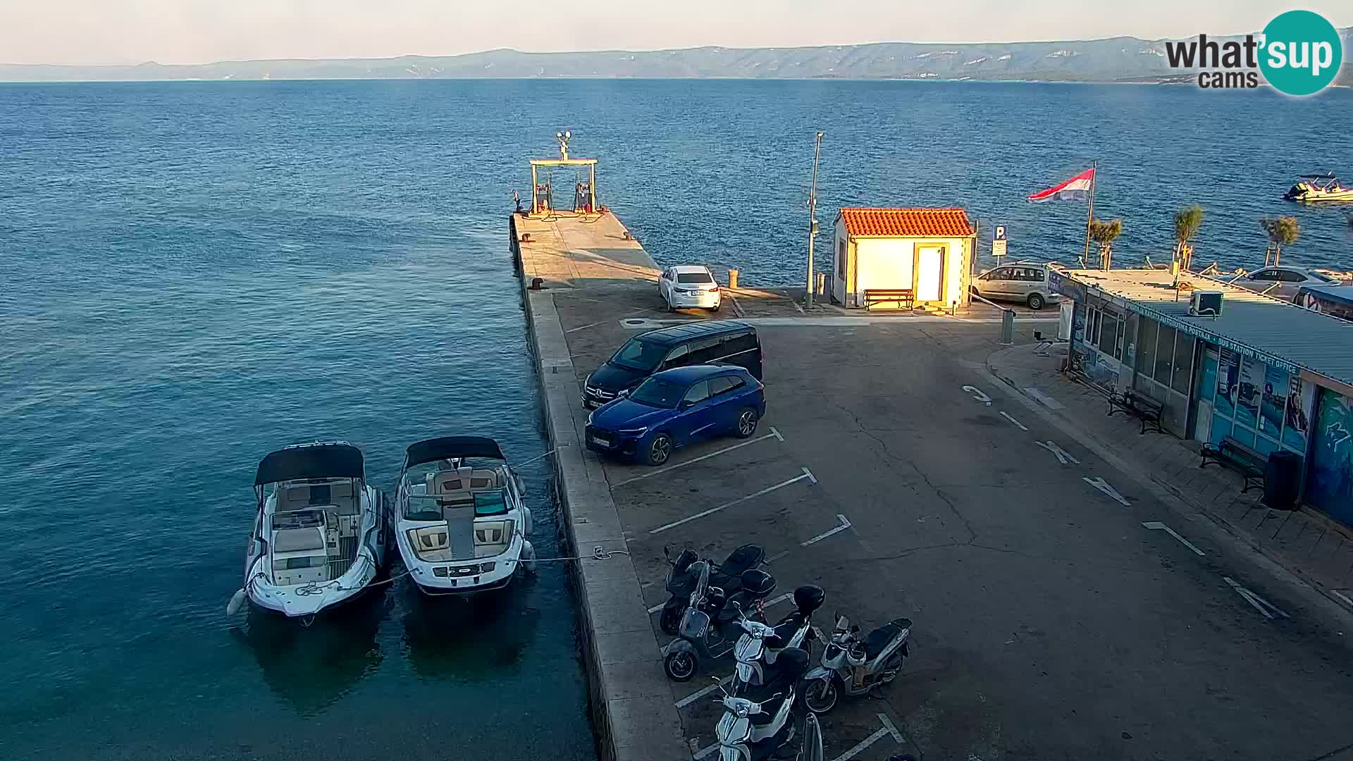 Spletna kamera Bol – Center mesta in marina v živo