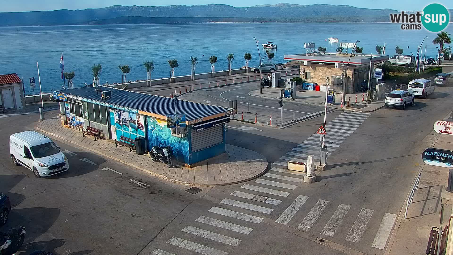 Spletna kamera Bol – Center mesta in marina v živo