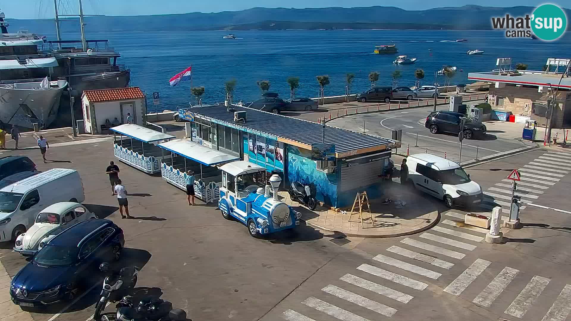 Spletna kamera Bol – Center mesta in marina v živo