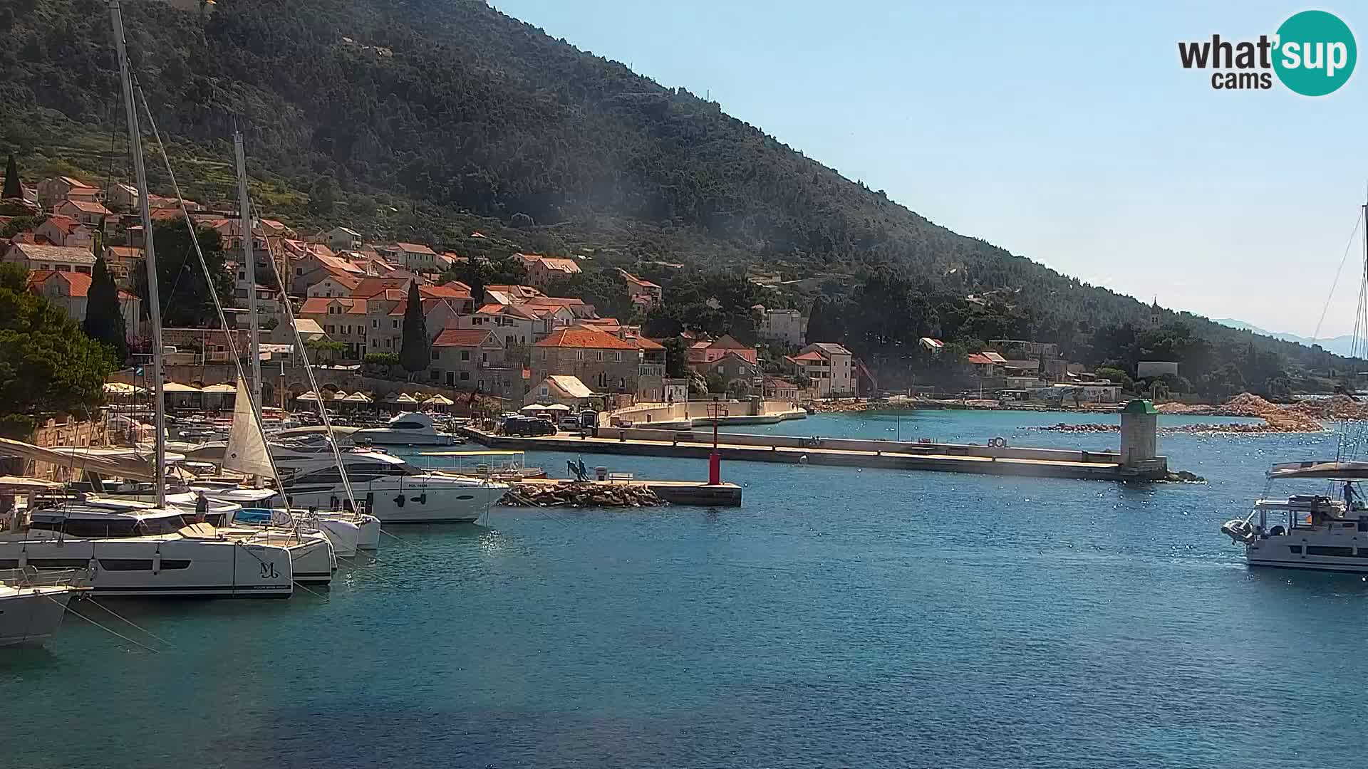 Web kamera Bol – Centar mjesta i marina | Pogled uživo
