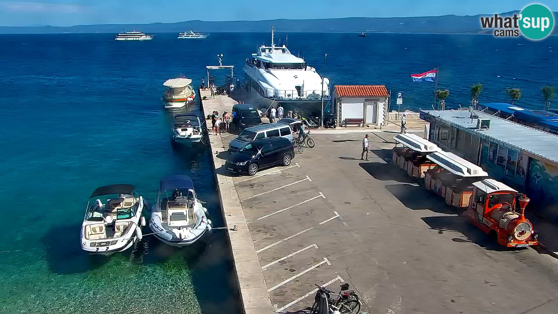 Web kamera Bol – Centar mjesta i marina | Pogled uživo