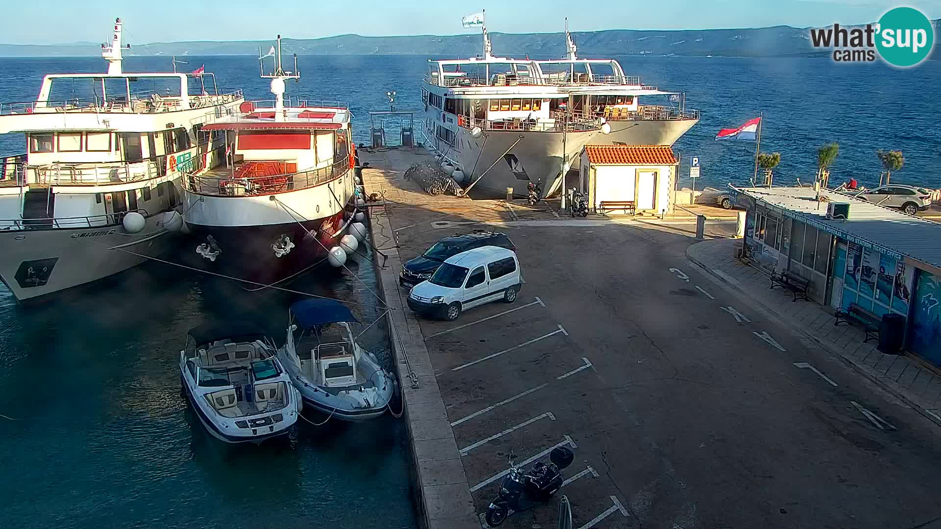 Spletna kamera Bol – Center mesta in marina v živo