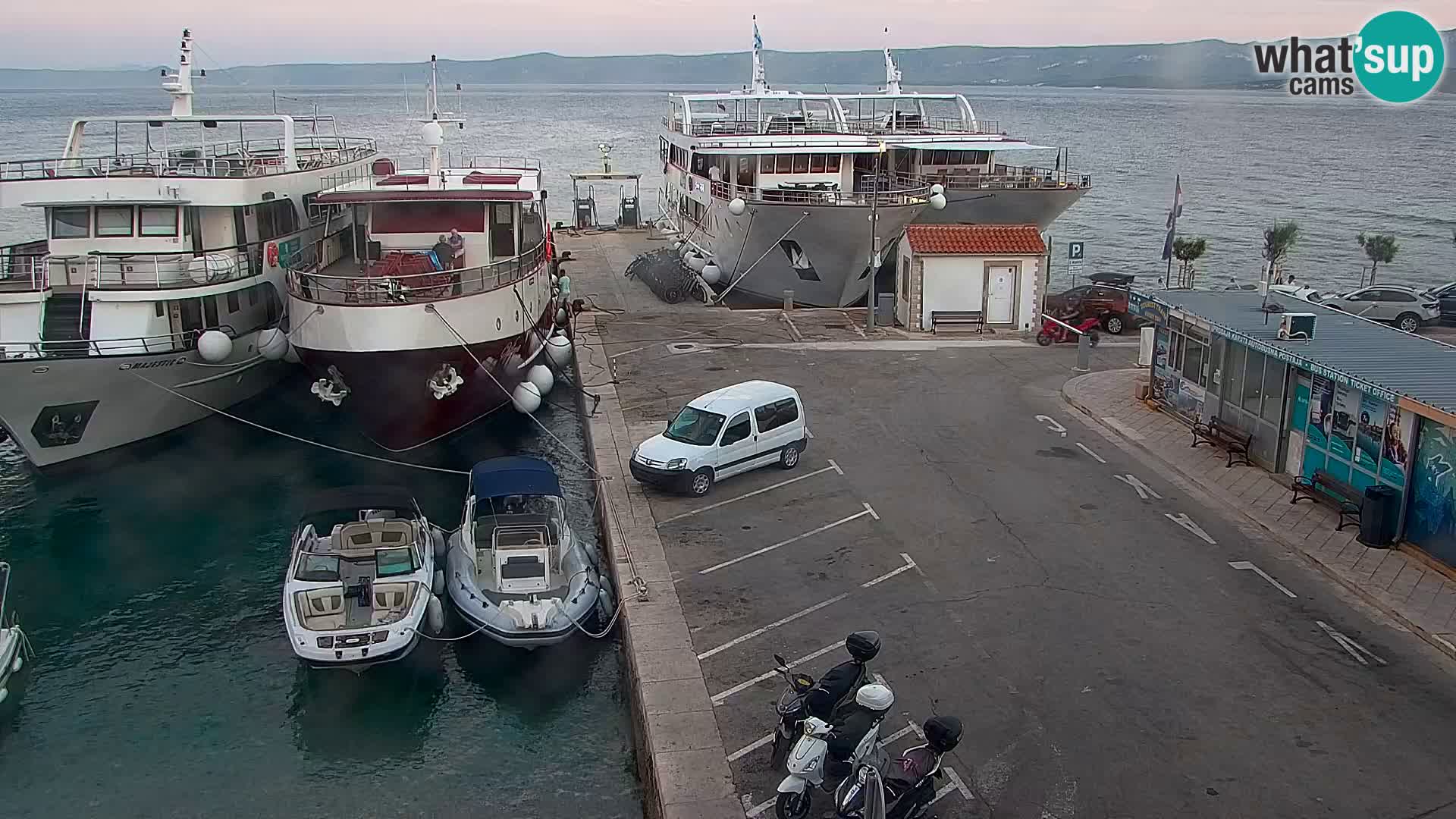 Spletna kamera Bol – Center mesta in marina v živo