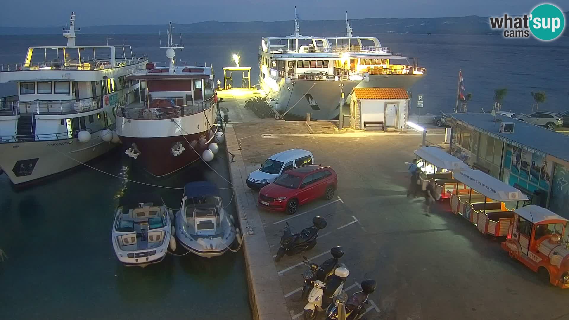 Web kamera Bol – Centar mjesta i marina | Pogled uživo