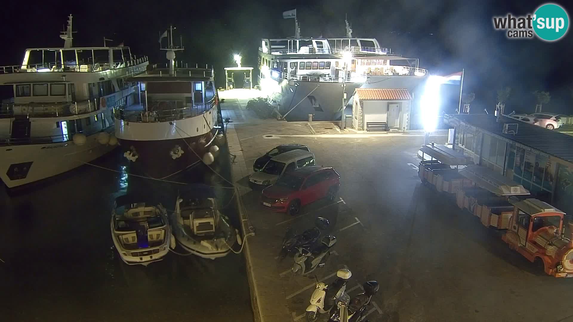 Spletna kamera Bol – Center mesta in marina v živo