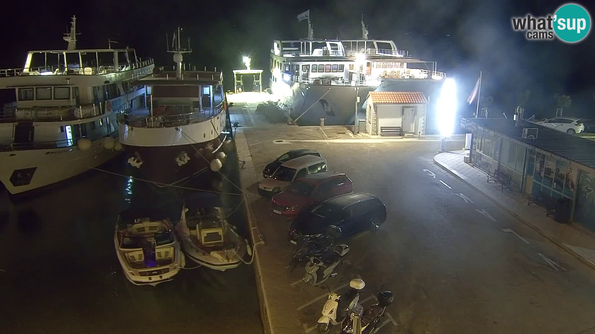 Spletna kamera Bol – Center mesta in marina v živo