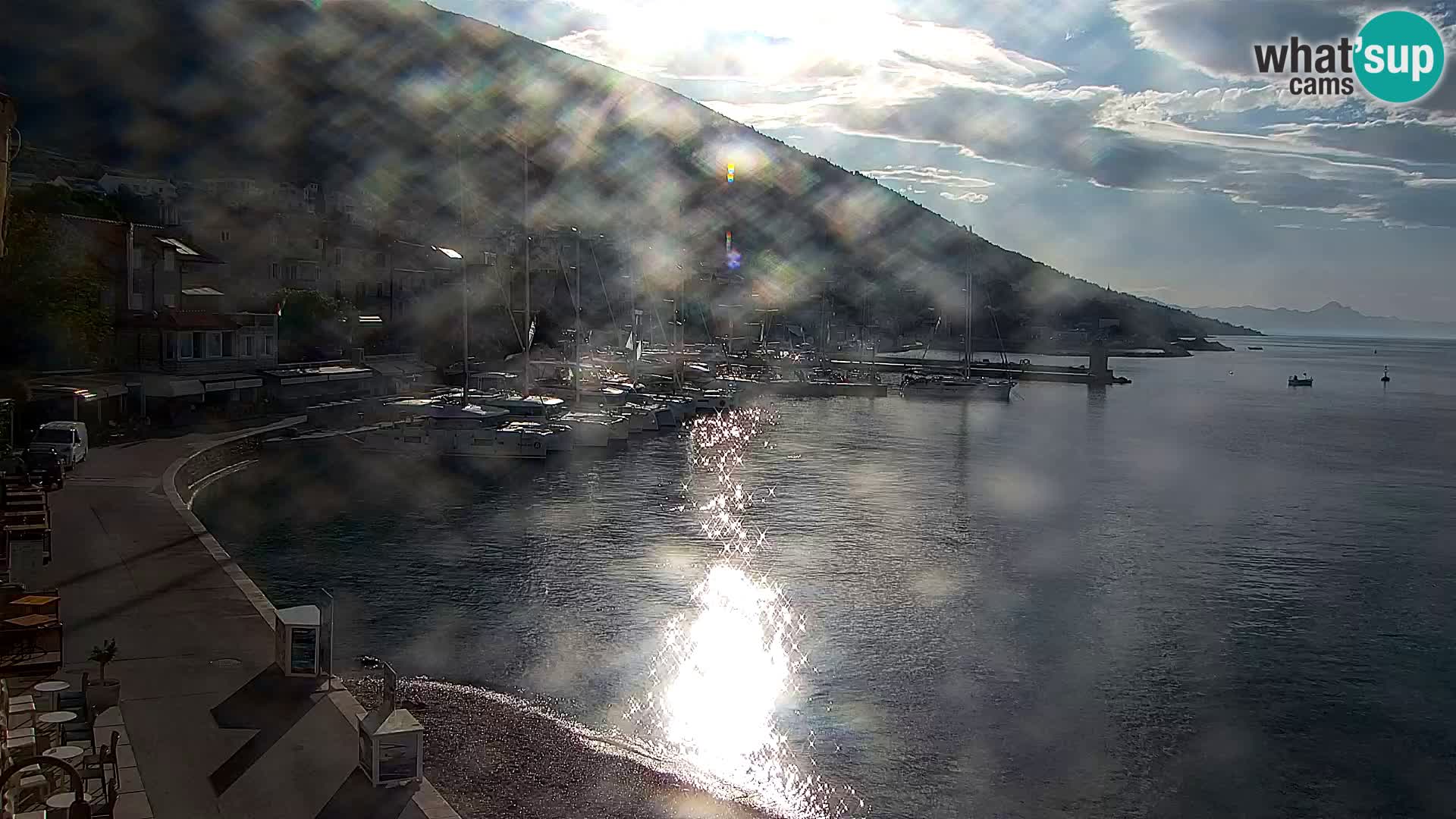 Spletna kamera Bol – Center mesta in marina v živo