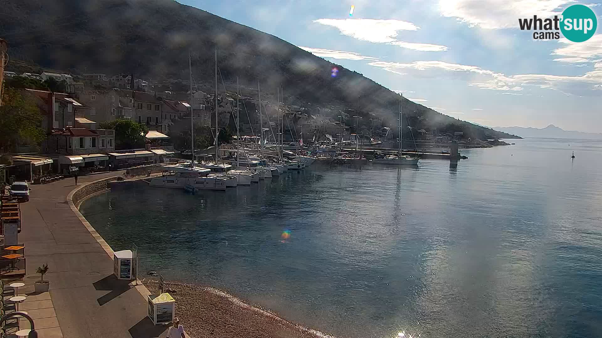 Spletna kamera Bol – Center mesta in marina v živo