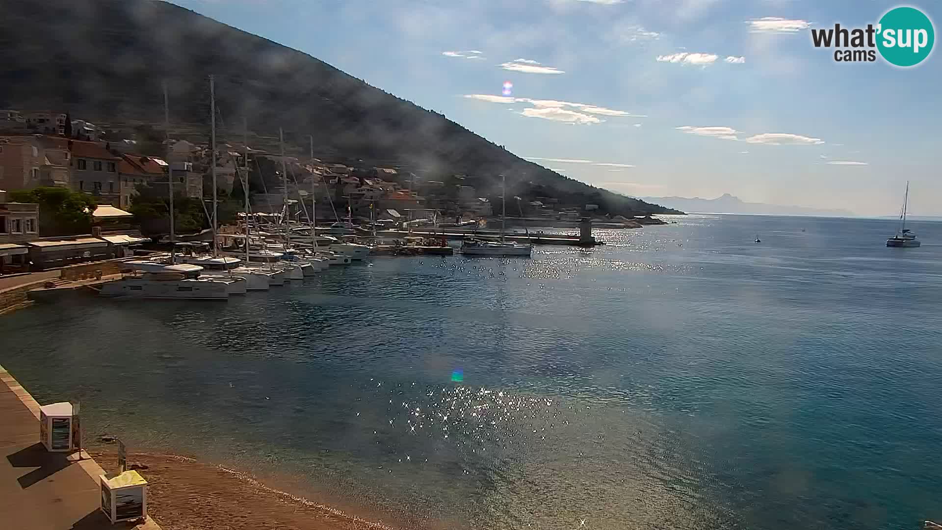 Spletna kamera Bol – Center mesta in marina v živo