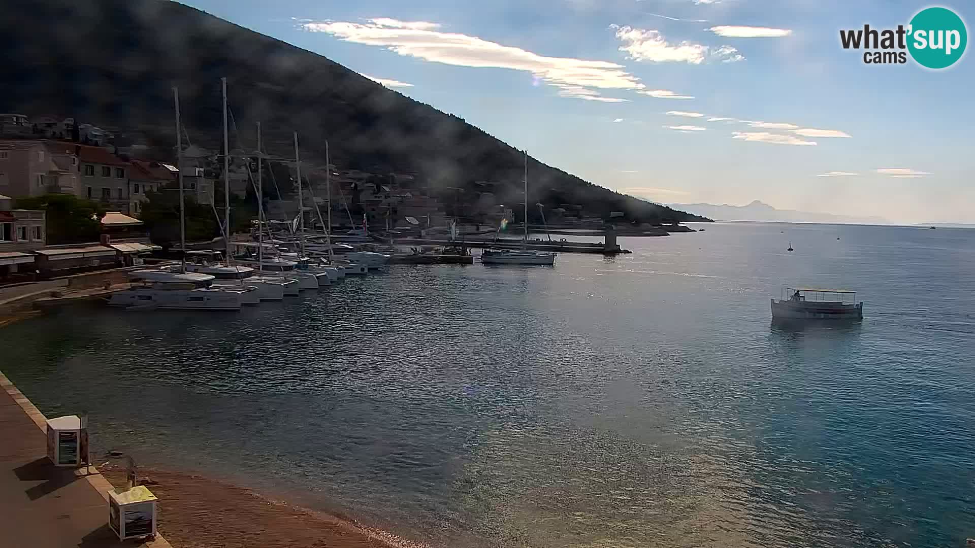 Web kamera Bol – Centar mjesta i marina | Pogled uživo