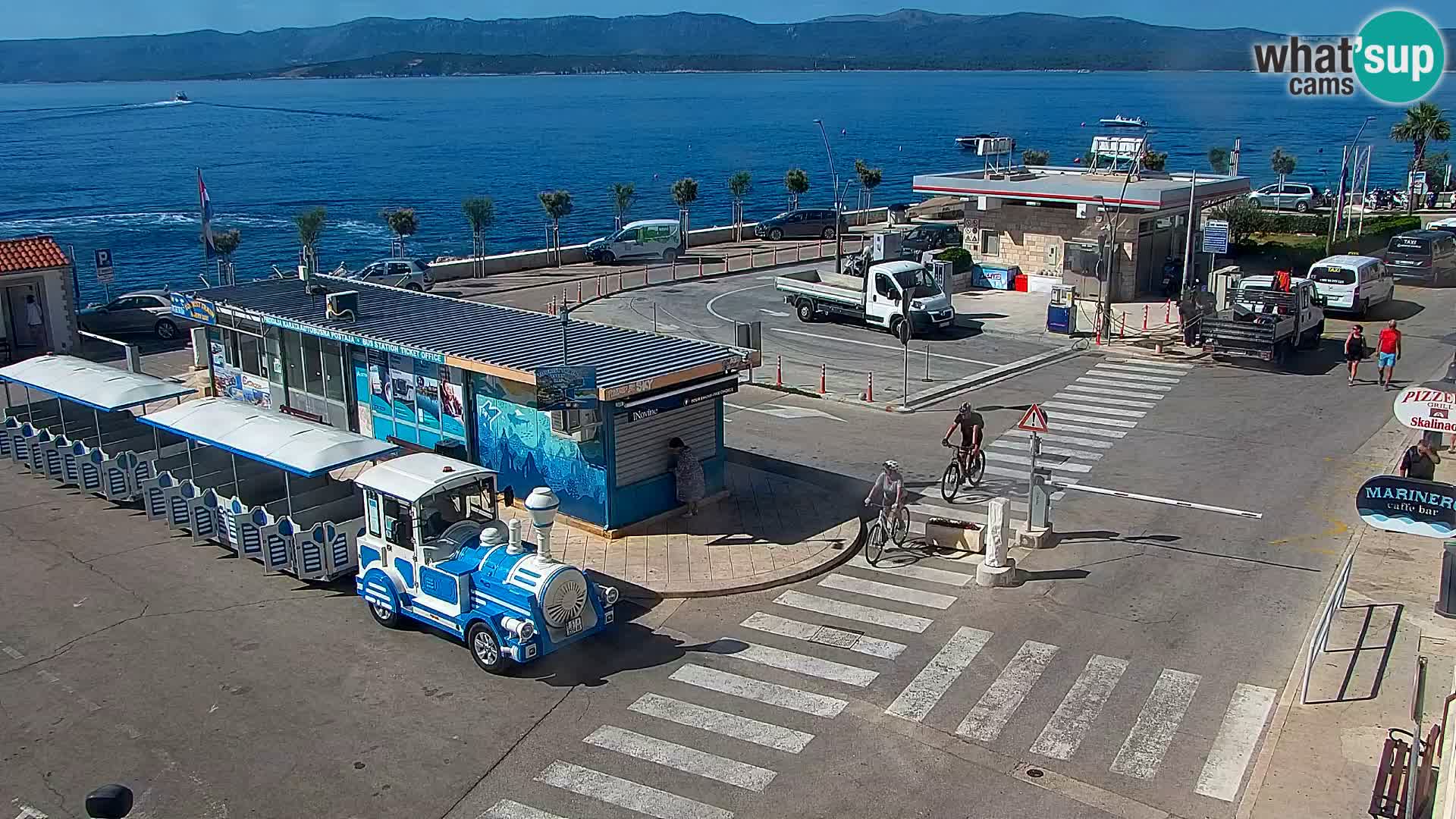 Spletna kamera Bol – Center mesta in marina v živo