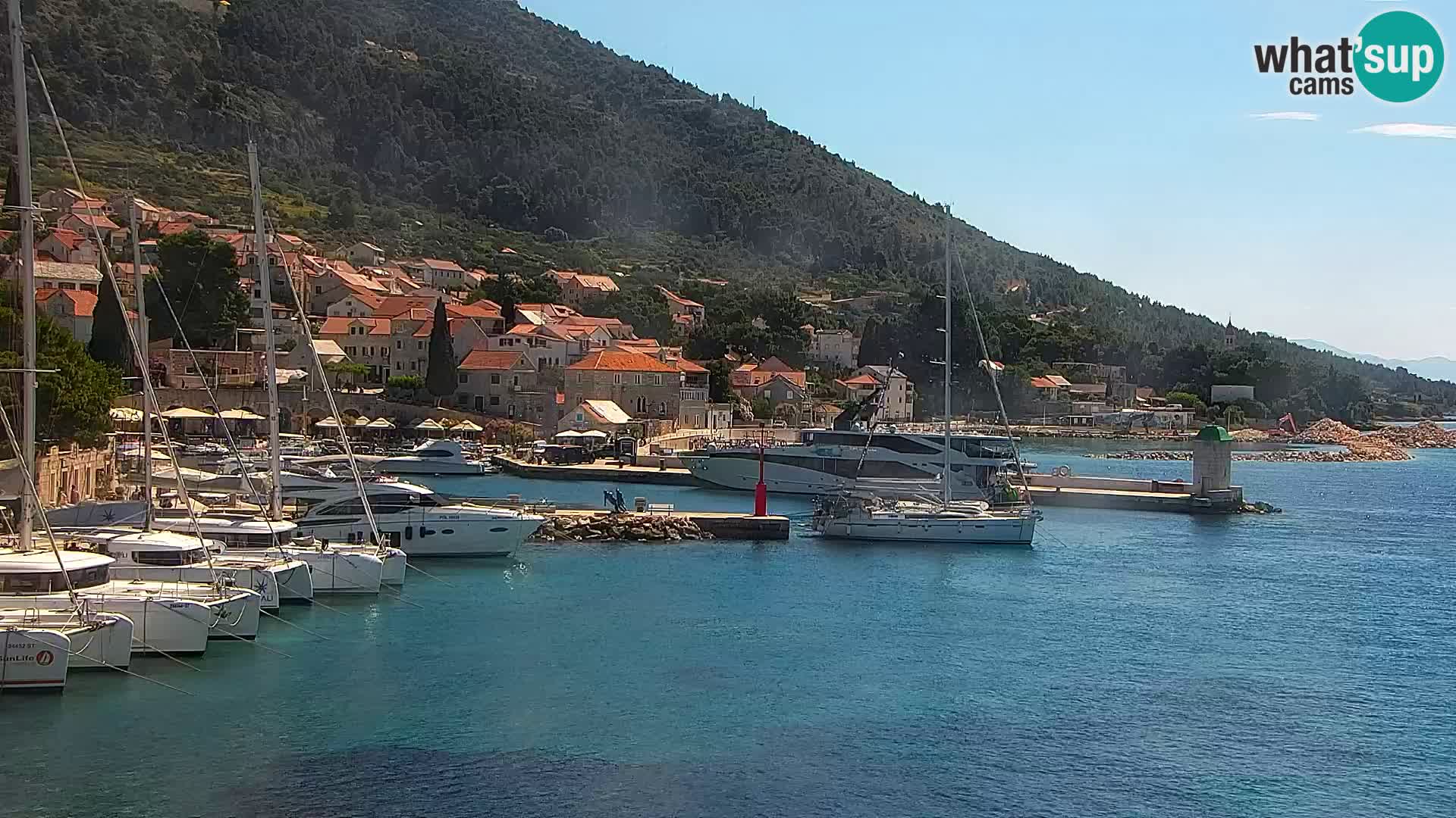 Webcam Bol Centro e Marina – Vista live dal porto di Bol