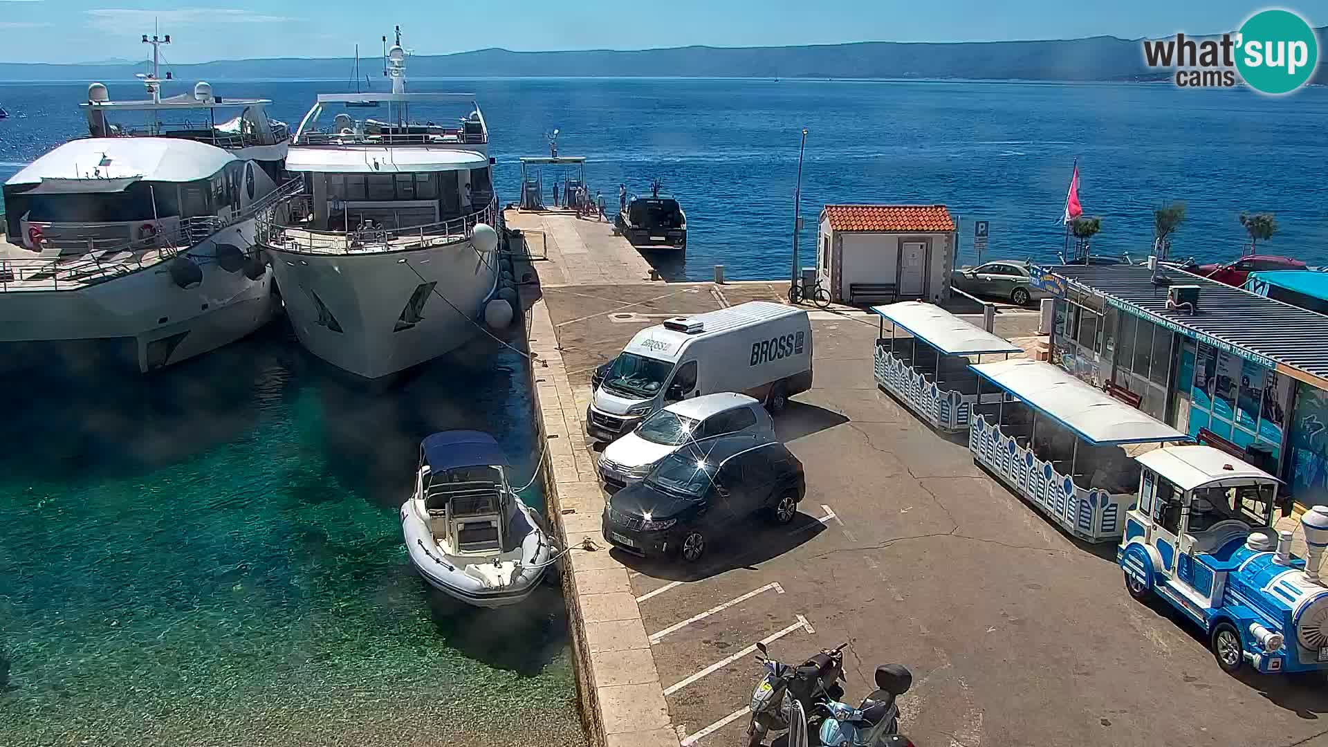 Spletna kamera Bol – Center mesta in marina v živo
