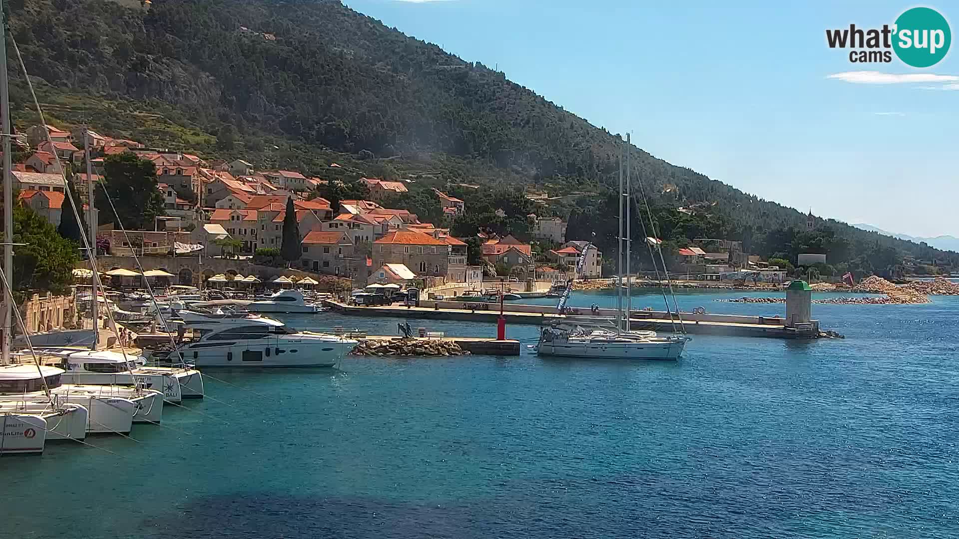 Spletna kamera Bol – Center mesta in marina v živo