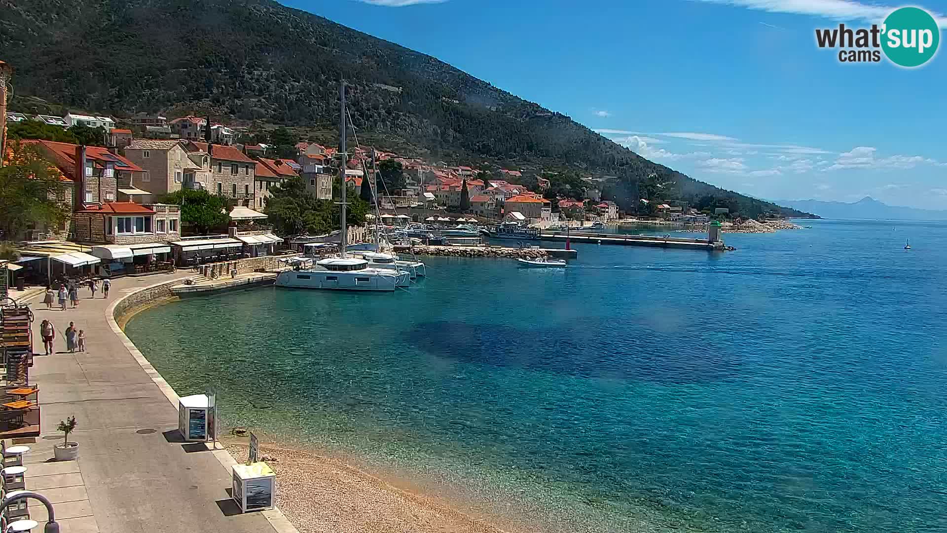 Spletna kamera Bol – Center mesta in marina v živo