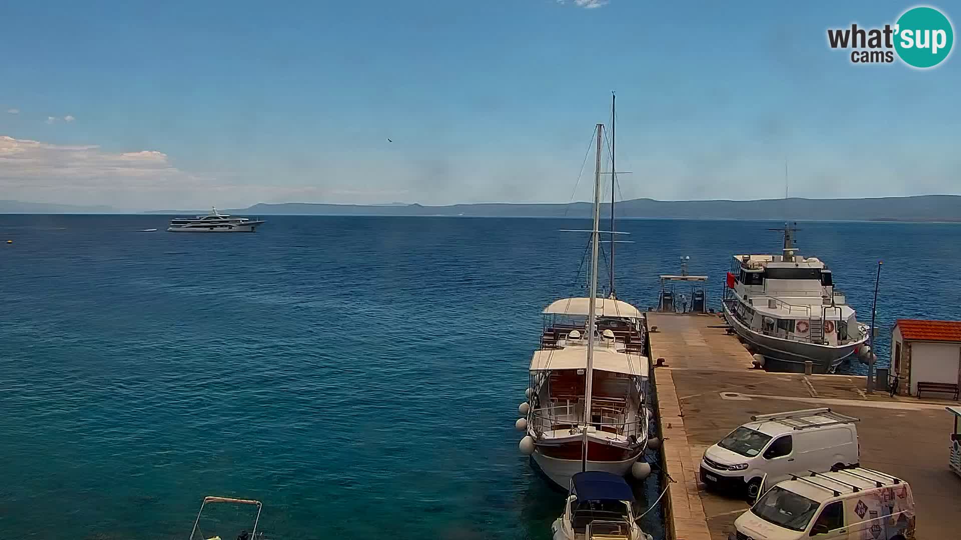 Spletna kamera Bol – Center mesta in marina v živo