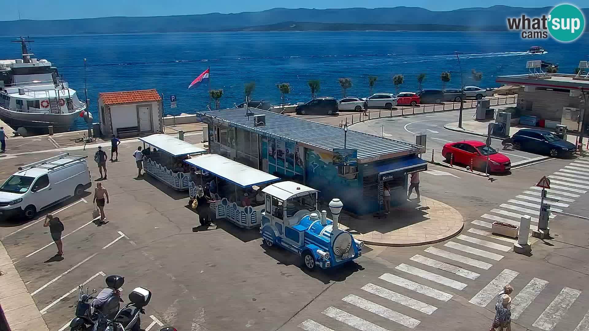 Spletna kamera Bol – Center mesta in marina v živo