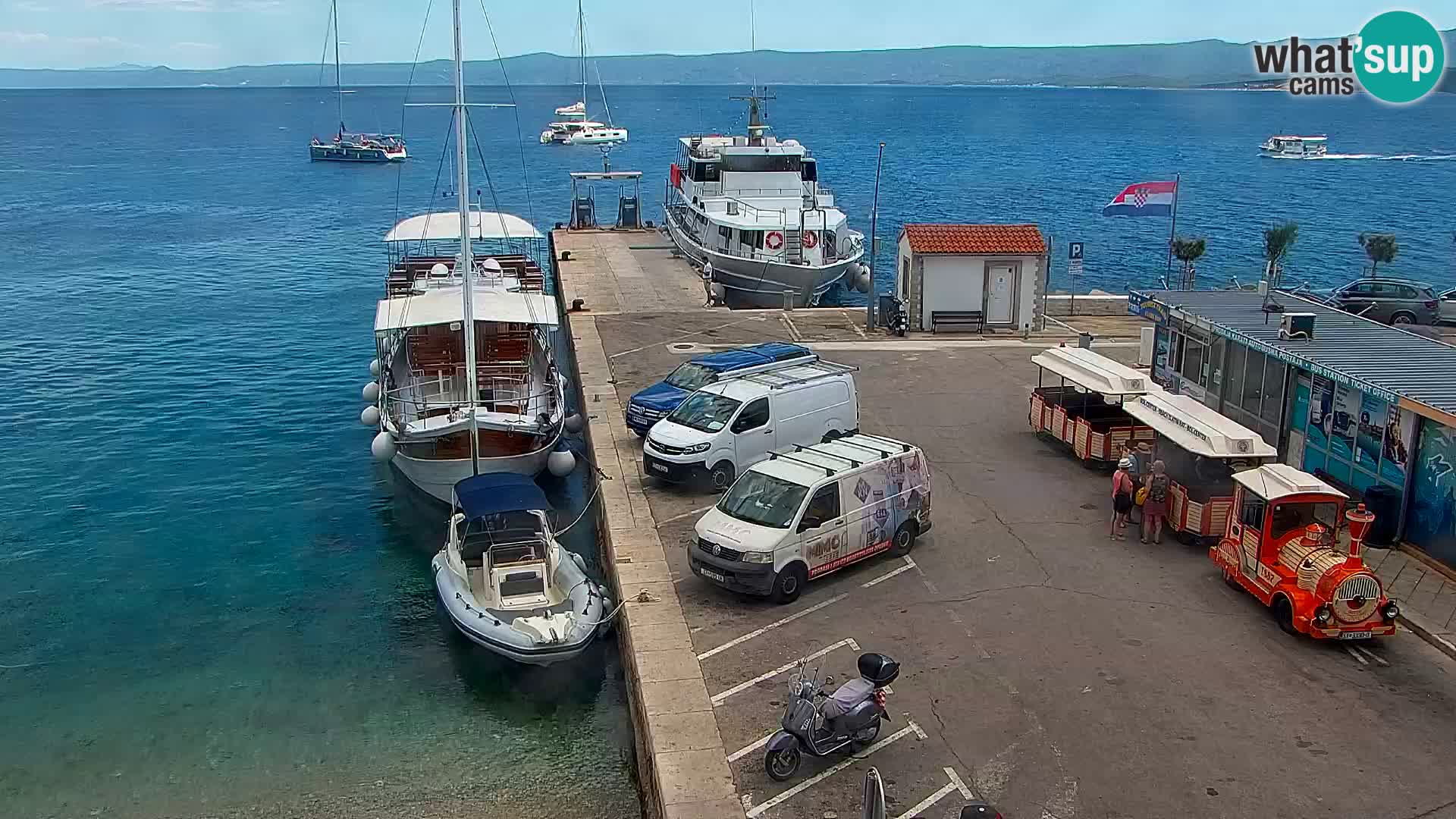 Web kamera Bol – Centar mjesta i marina | Pogled uživo