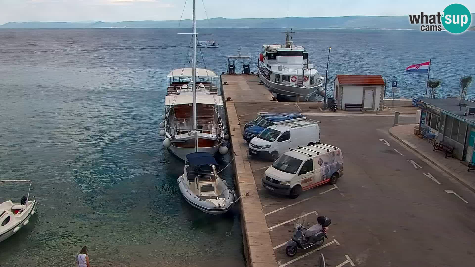 Spletna kamera Bol – Center mesta in marina v živo