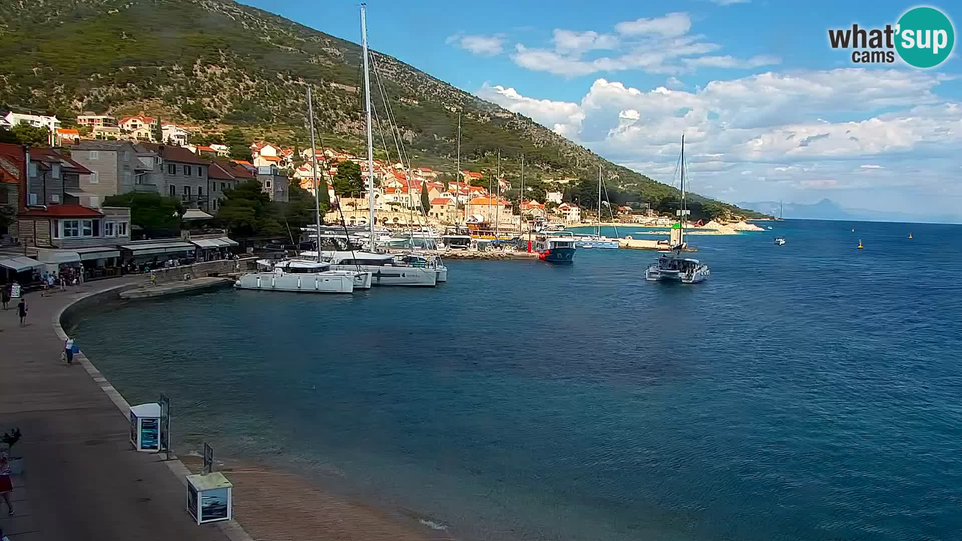 Spletna kamera Bol – Center mesta in marina v živo